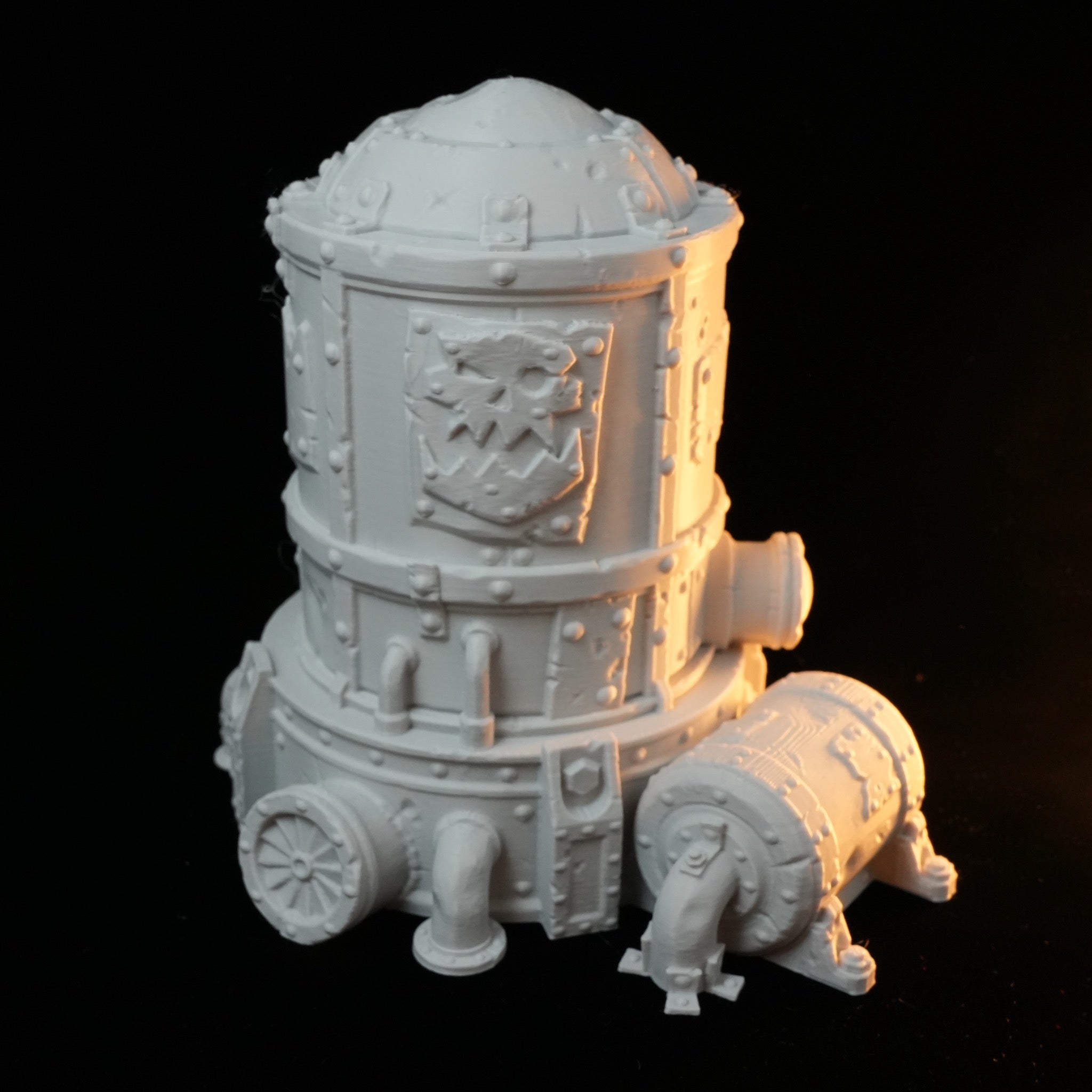 Weißes zerlegbares Hochsilo und beschädigter Turm mit mechanischen Details aus Kunststoff.