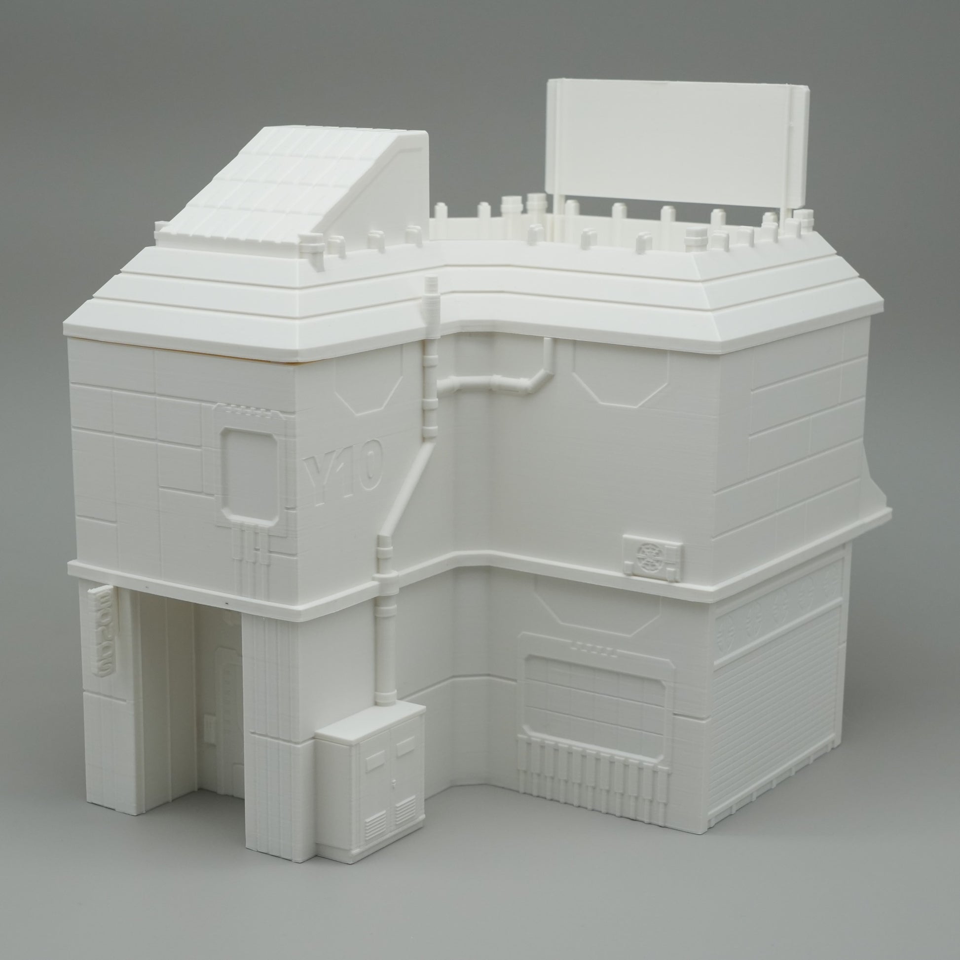 Weißes, modernes Modellhaus in Eckform mit Flachdach und markanten Details.