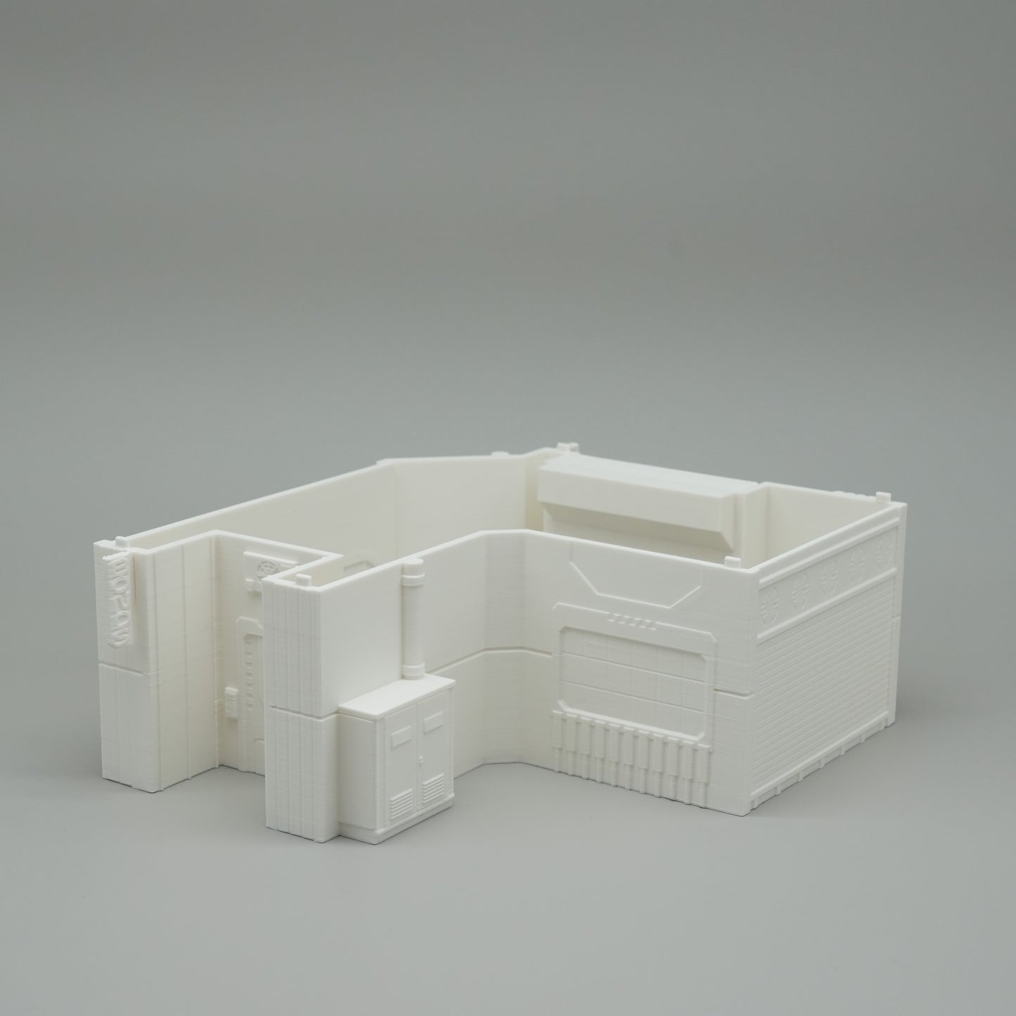 Weißes minimalistisches Modell eines Hauses mit rechteckigen und quadratischen Formen auf grauem Hintergrund.