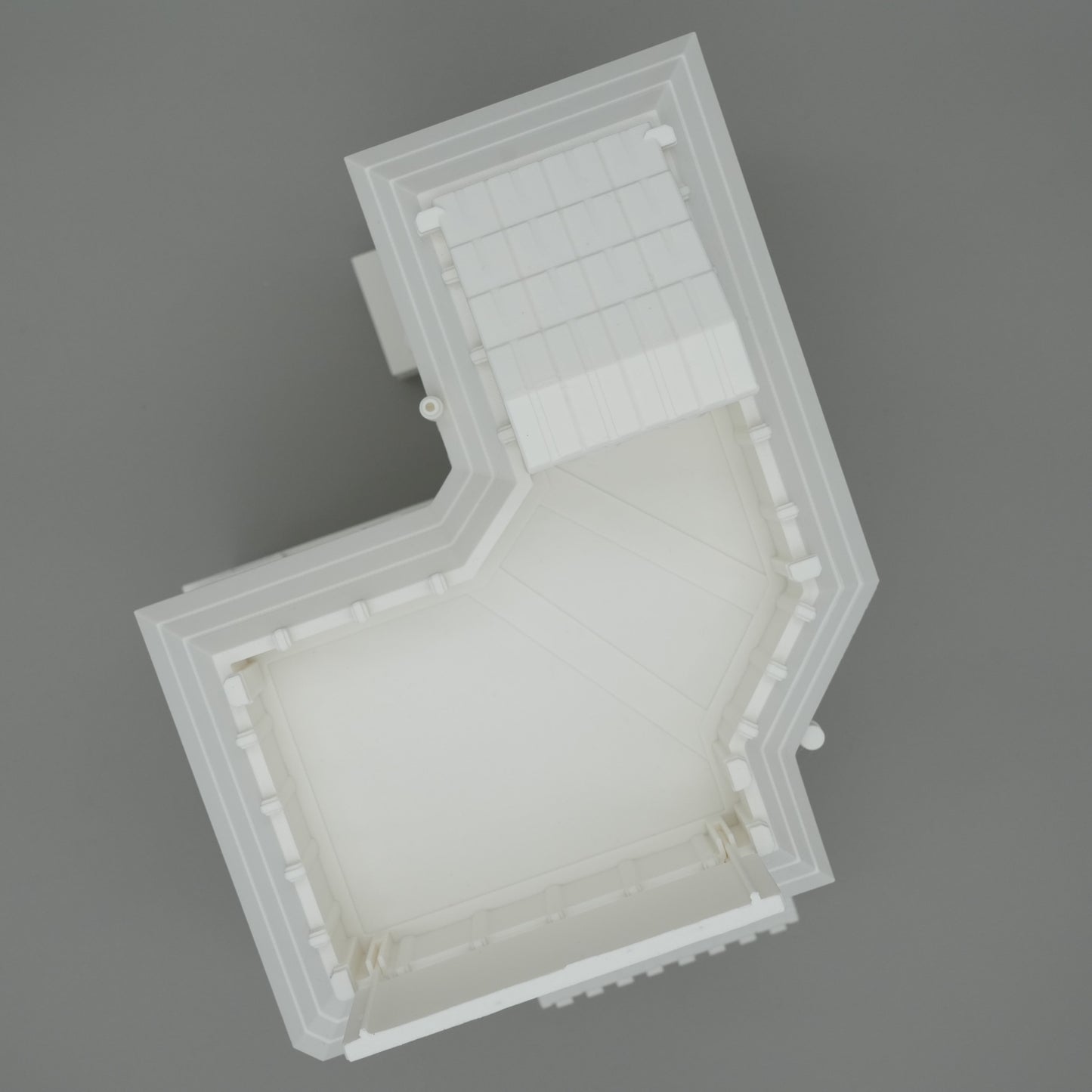Grauer moderner Flachdach-Hausgrundriss von oben mit klaren Raumabgrenzungen and Fenstern.