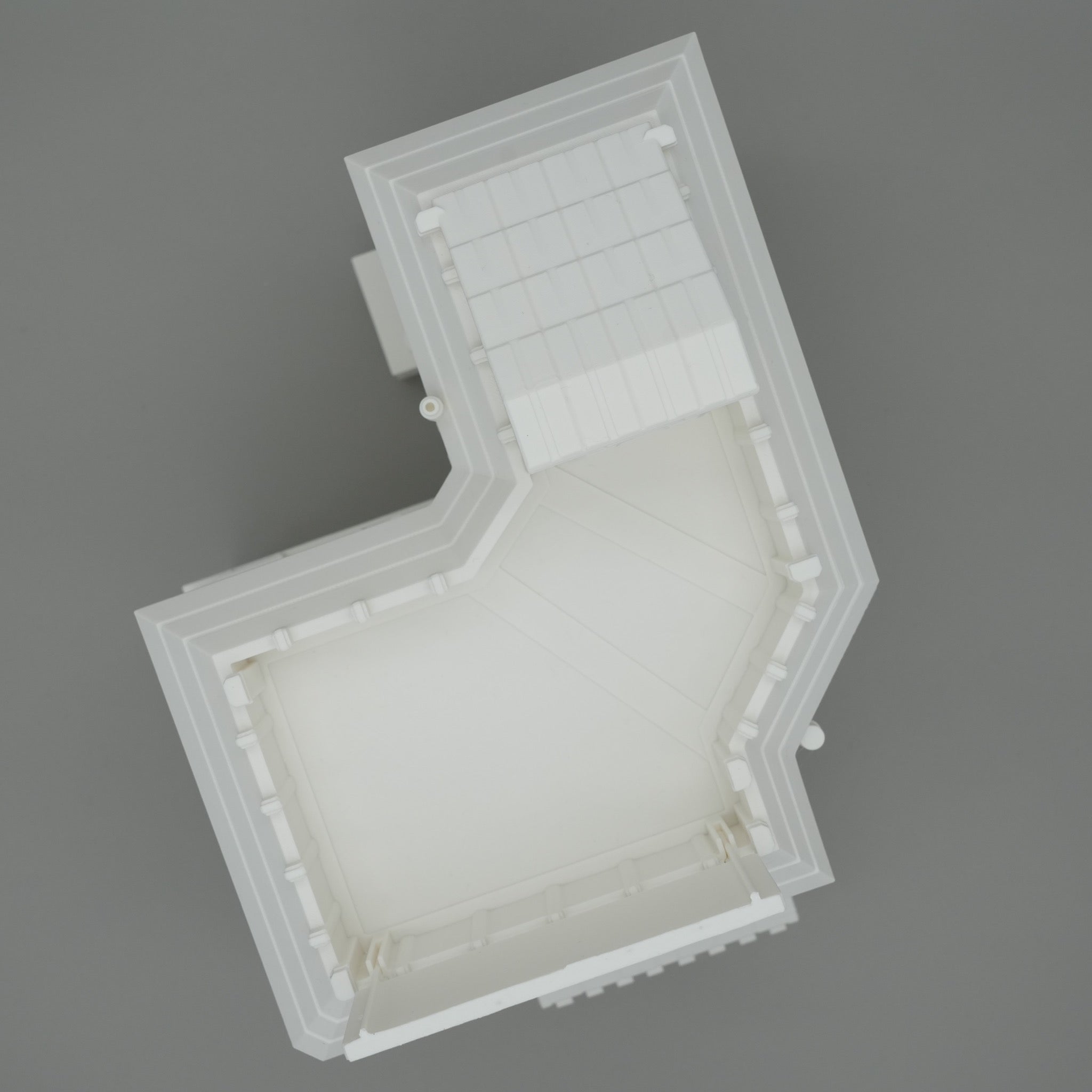 Grauer moderner Flachdach-Hausgrundriss von oben mit klaren Raumabgrenzungen and Fenstern.