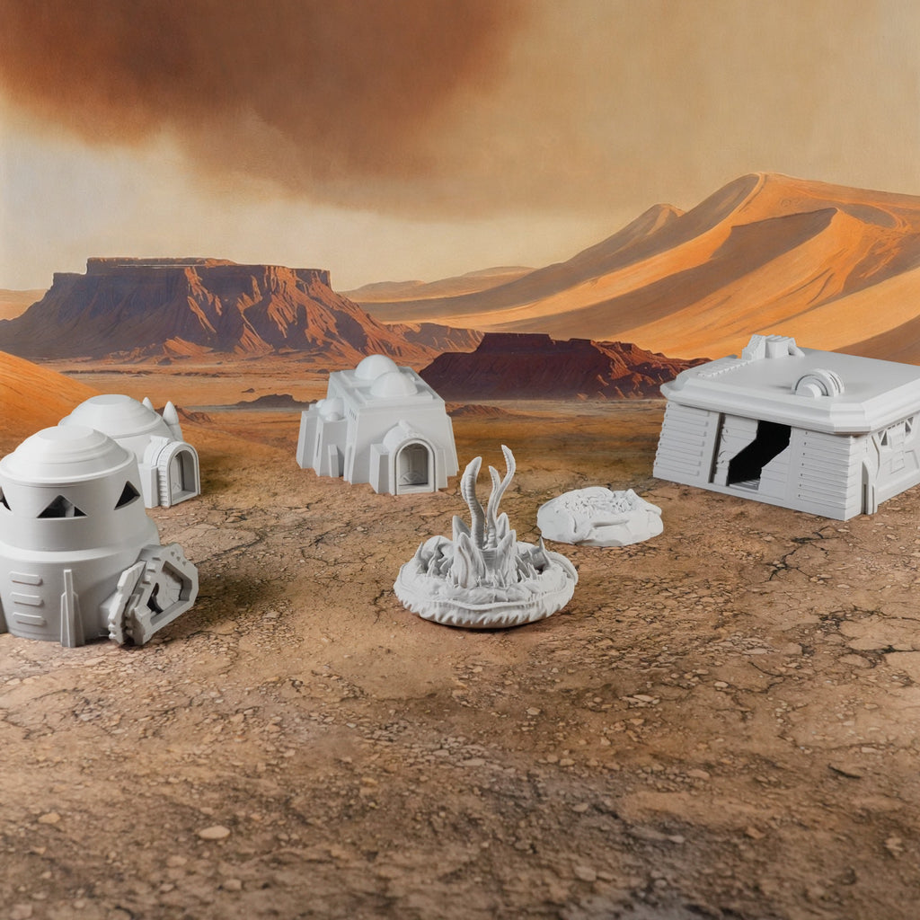 Weiße 28mm Wüstenmodule mit Haus, Getreidesilo, Bunker, Beobachtungsturm und Sandwürmern vor Wüstenlandschaft.