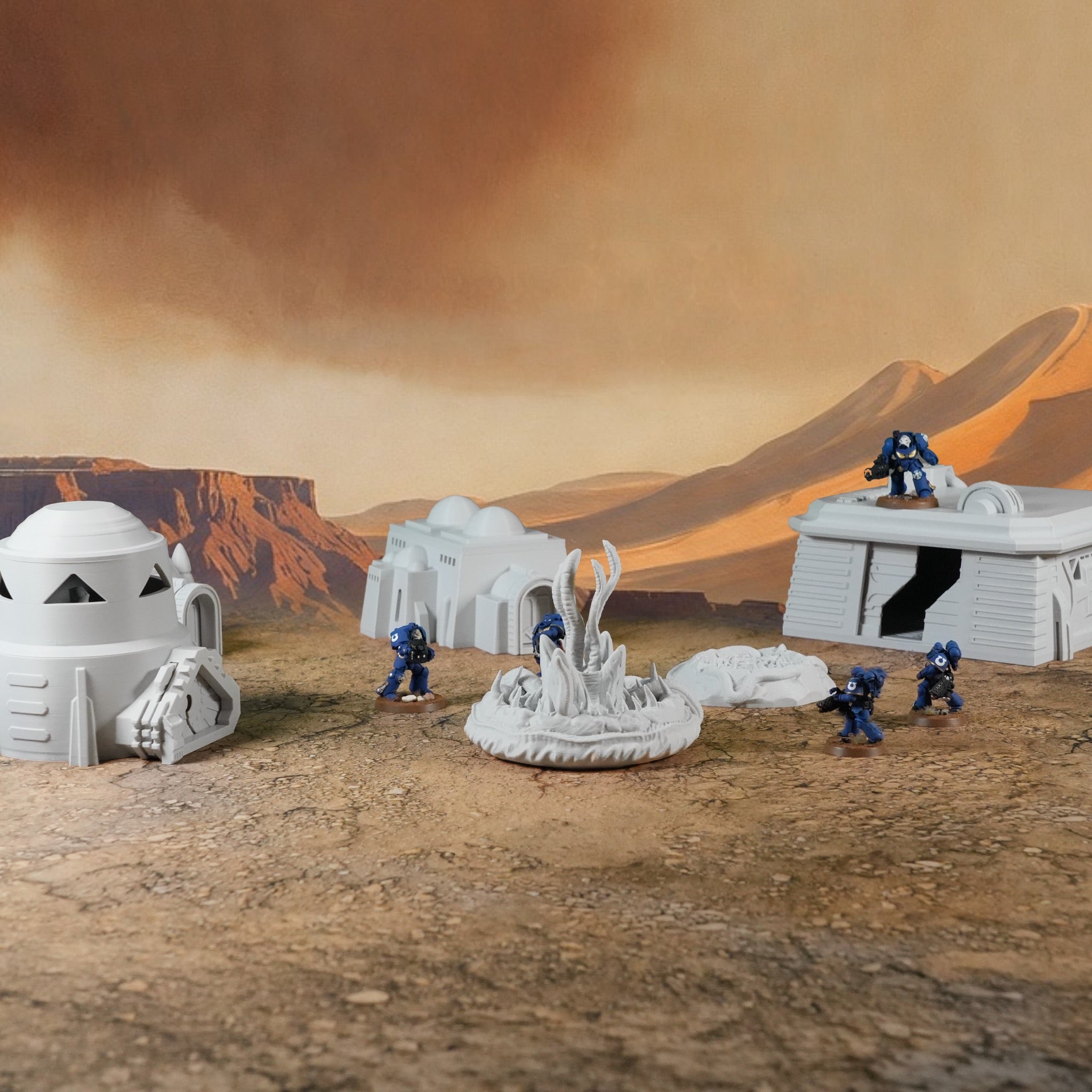 Miniatur-Wüstengebäude aus Kunststoff mit kugeliger Kuppel, Rundhütten, Sandwurm und bewaffneten Figuren auf Wüstenboden.