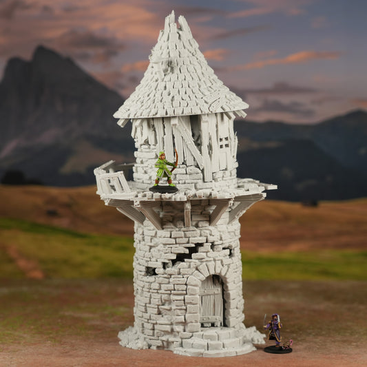 Weißer, detailreicher Miniatur-Turm mit schiefem Dach und kleinem Balkon, bemalte Figuren davor.