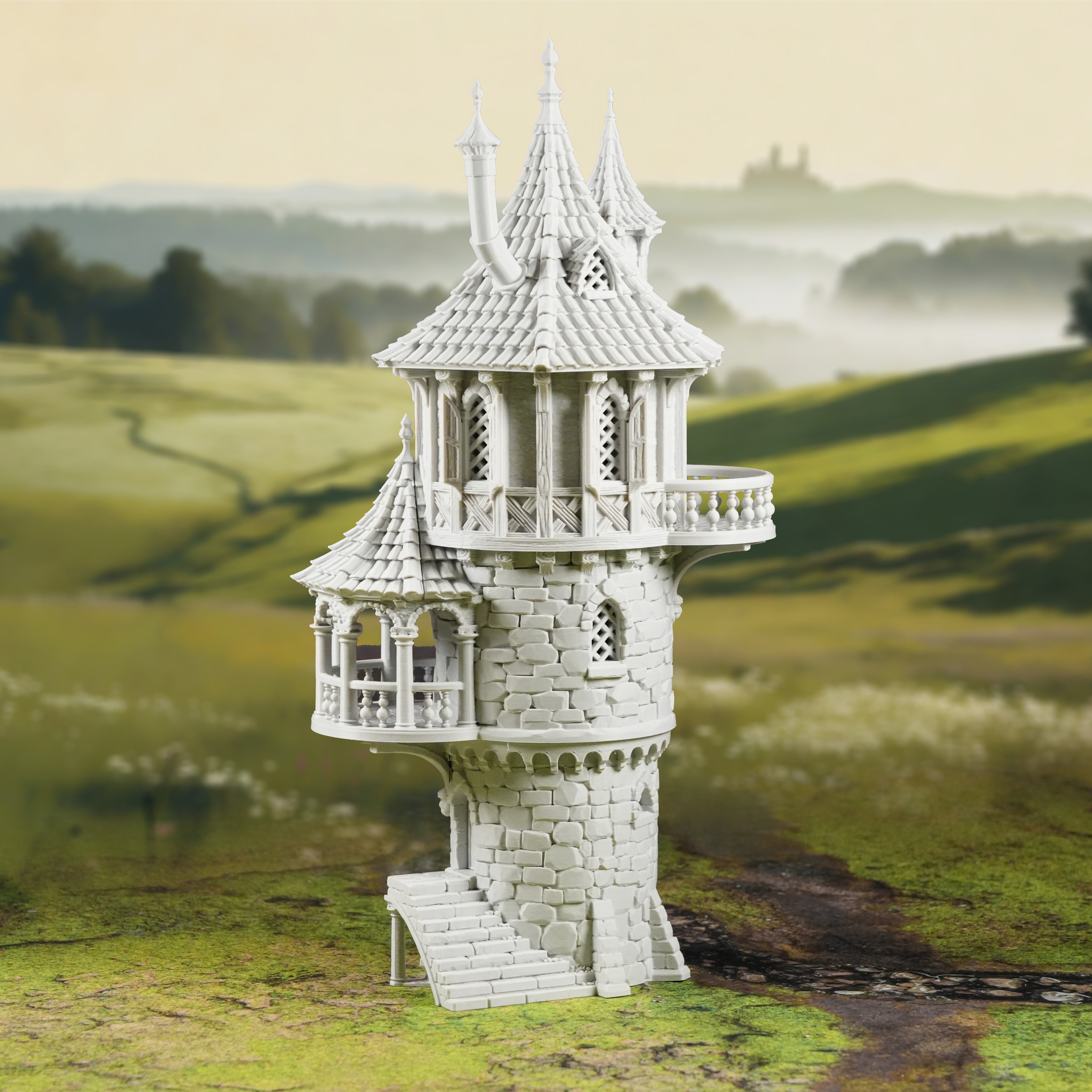 Ein detaillierter Zaubererturm aus weißem Stein von Nebelstein Prints mit verschnörkelten Türmen und Balkonen steht in einer Graslandschaft mit sanften Hügeln und einem fernen, nebligen Schloss - perfekt, um Ihr Fantasy-Welten-Tabletop-Gelände aufzuwerten.