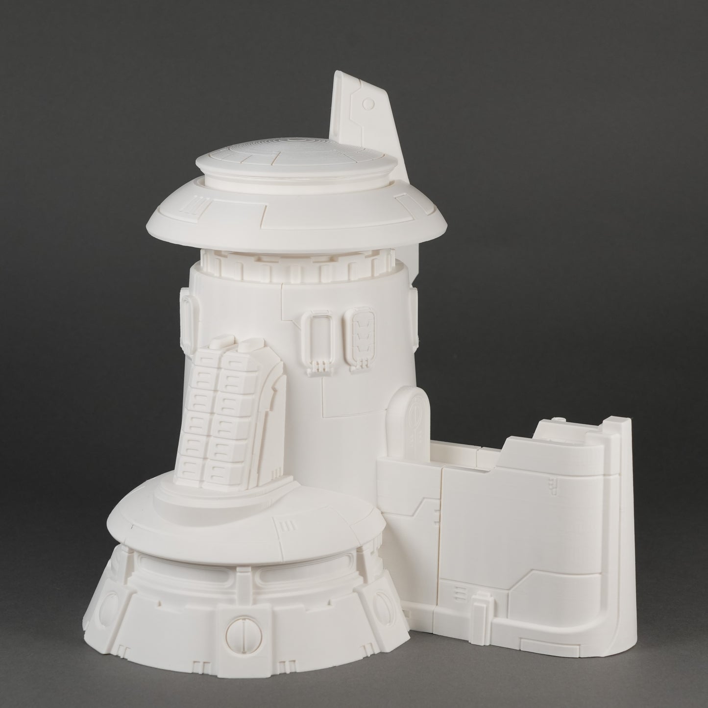 Weißer zylindrischer Turm mit Fenstern, Dachplattform und angrenzender Mauer, 28-32mm.