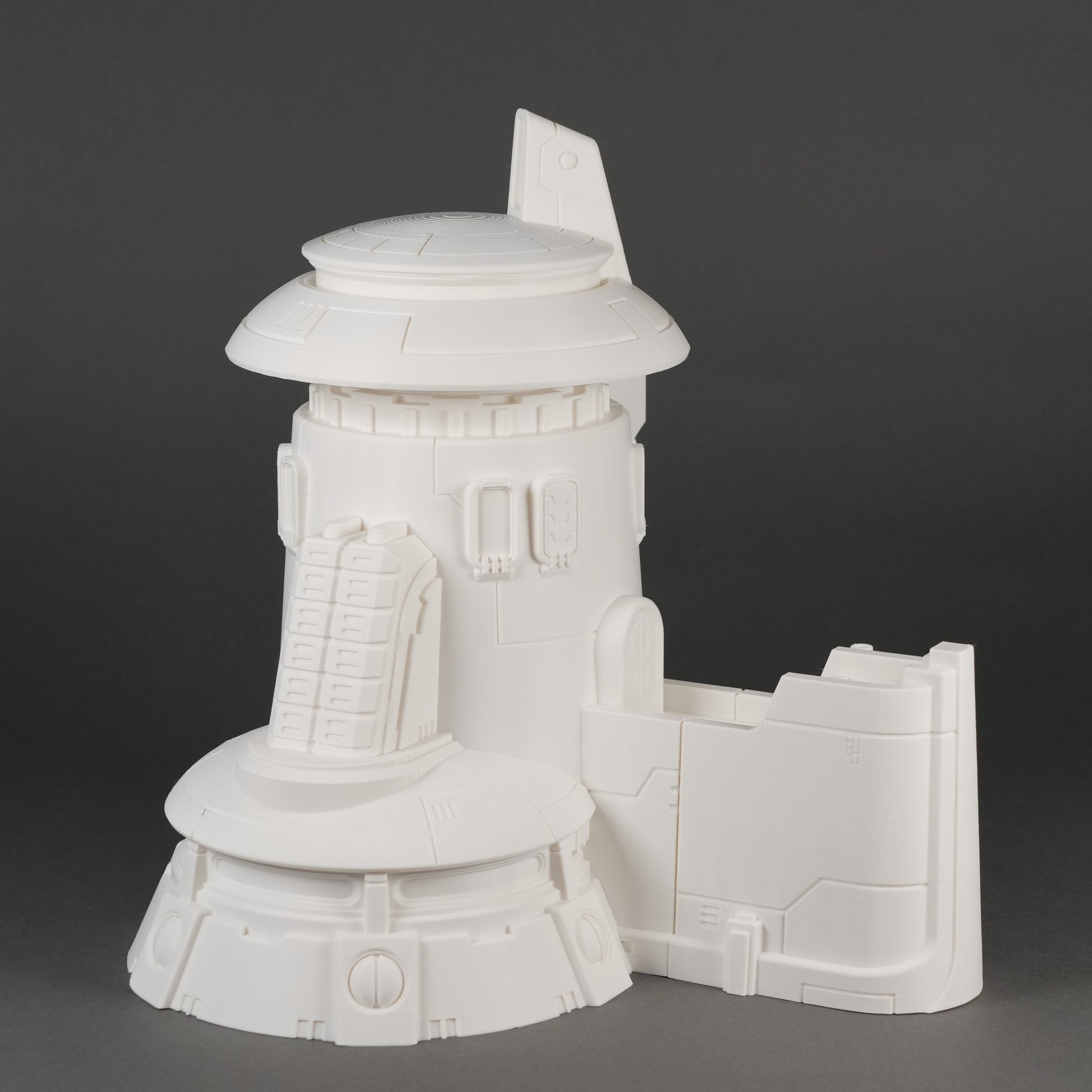 Weißer zylindrischer Turm mit Fenstern, Dachplattform und angrenzender Mauer, 28-32mm.