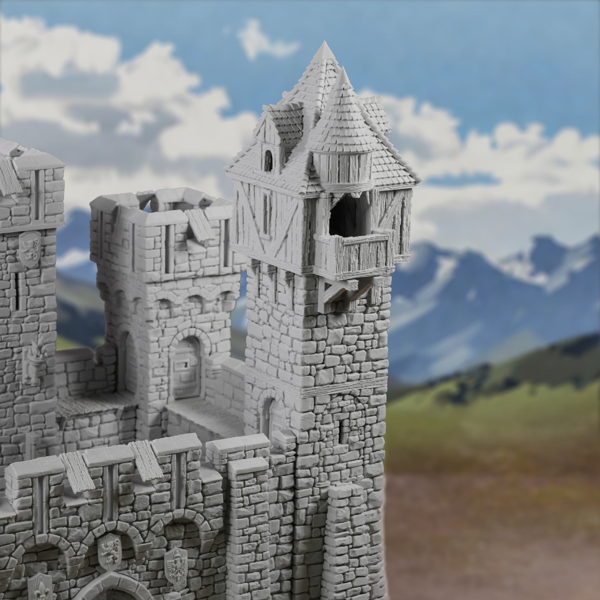 Graue detaillierte Modellburg mit Zinnen und Turm aus strukturiertem Steinmauerwerk.