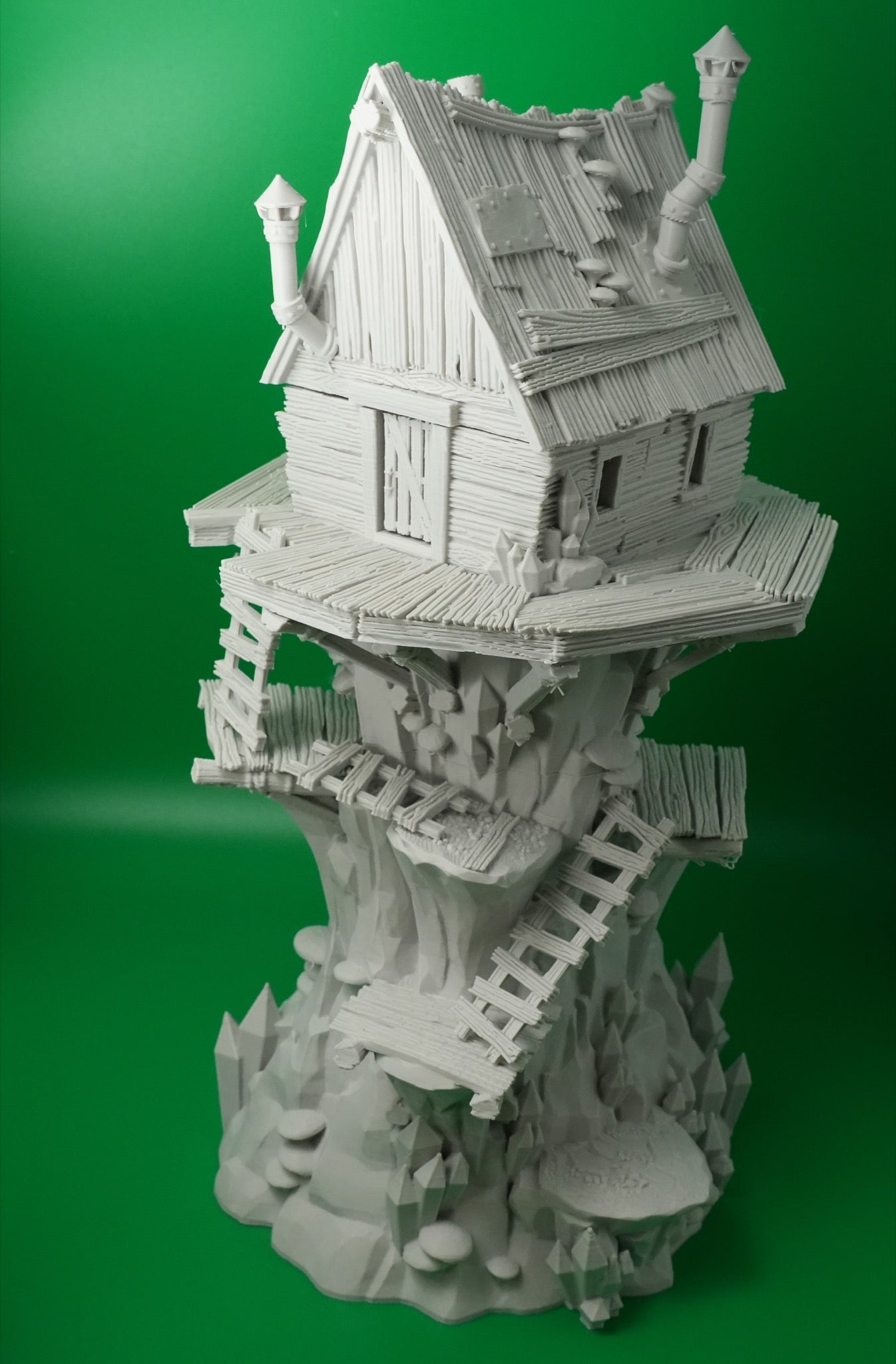 Unbemalter Goblin-Turm aus Holz mit schieferdachähnlichem Dach und steiniger Basis, detailreich.