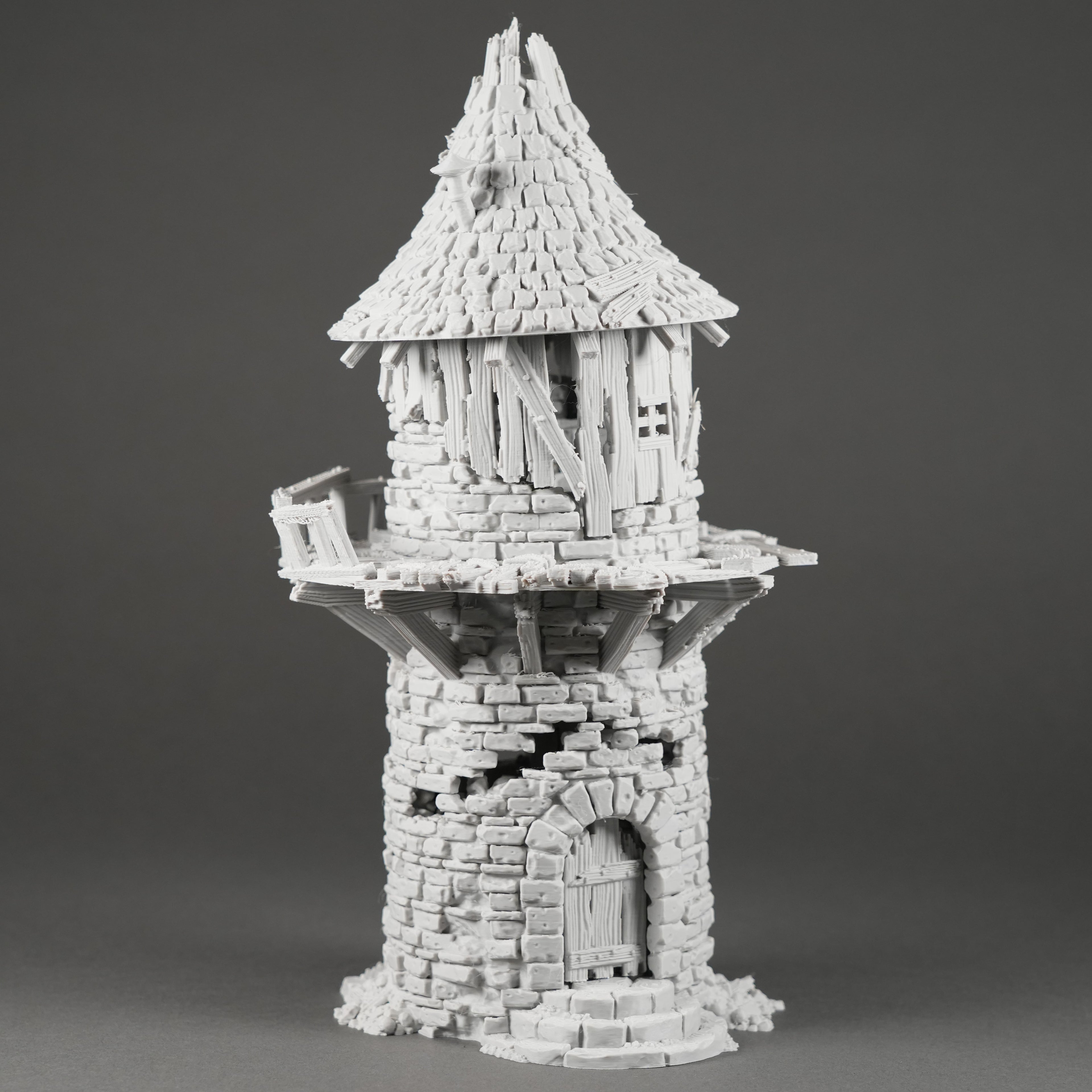 Weißer Miniatur-Turm aus Stein mit schiefem Dach und Holzplattform, detailreich gestaltet.