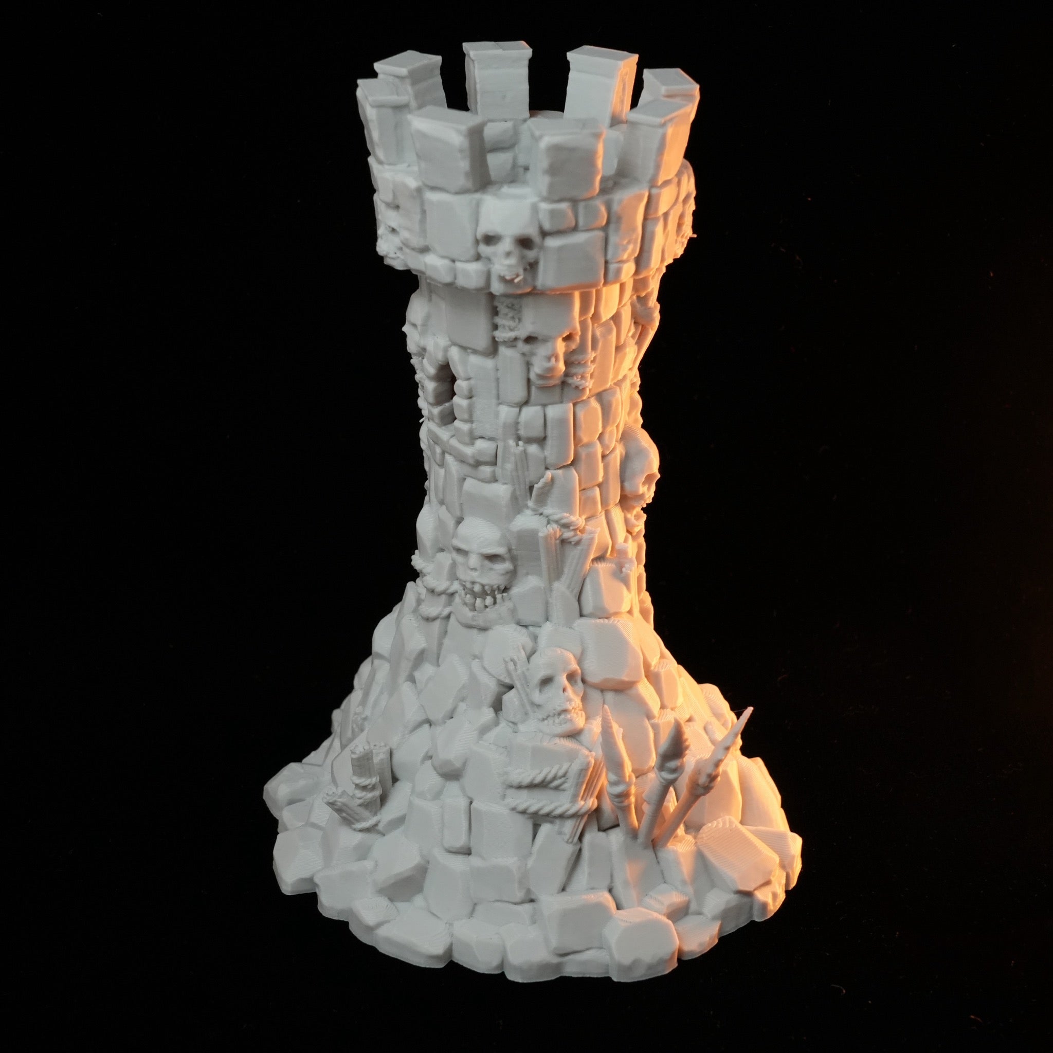 Grauer Goblin-Wachturm aus Stein mit grober Struktur und angedeuteten Schädeln am Sockel.