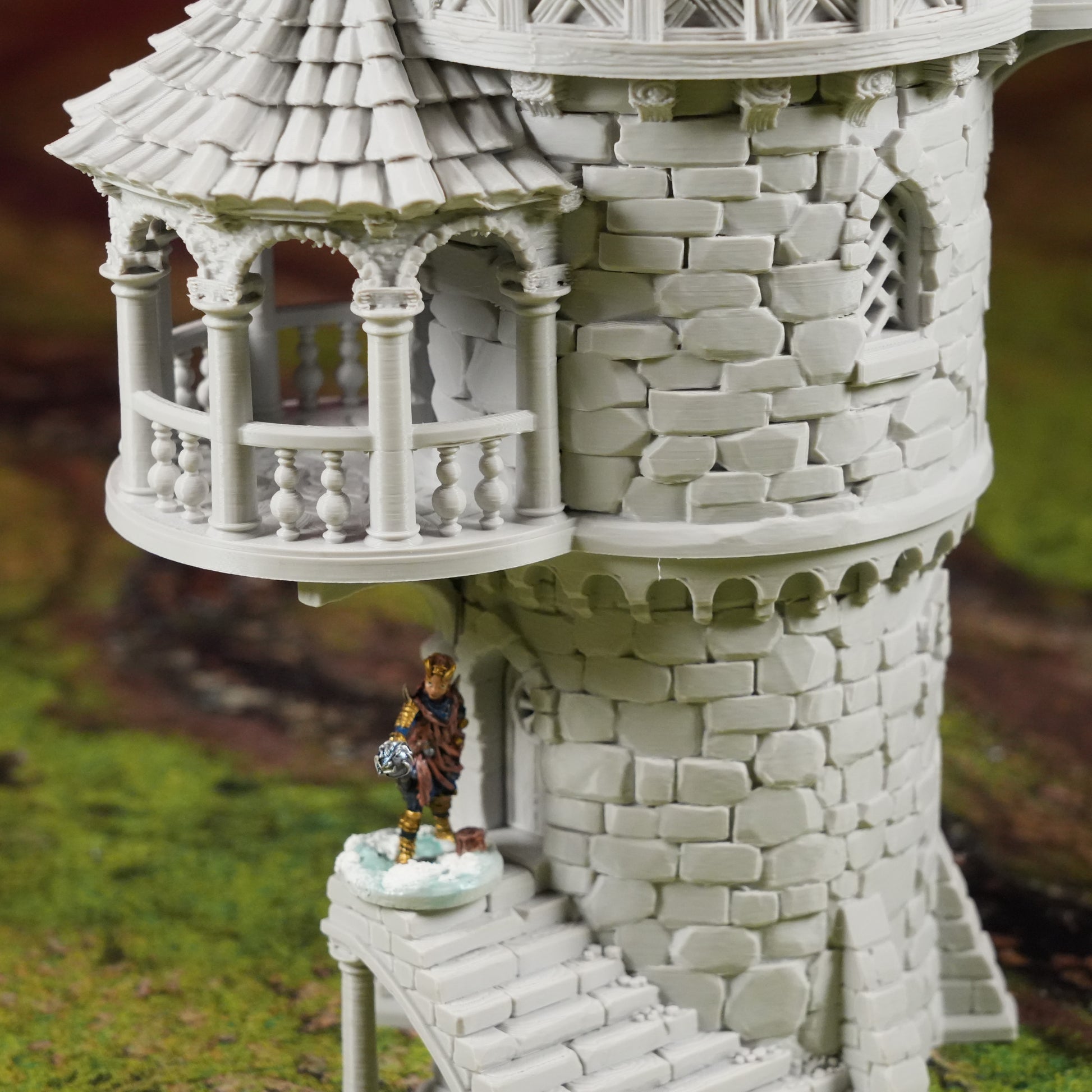 Ein Nebelstein Prints Wizard Tower Spielzeug mit einer Figur auf einer Plattform - perfekt, um Fantasy-Welten in Ihren Tabletop-Geländespielen zum Leben zu erwecken.