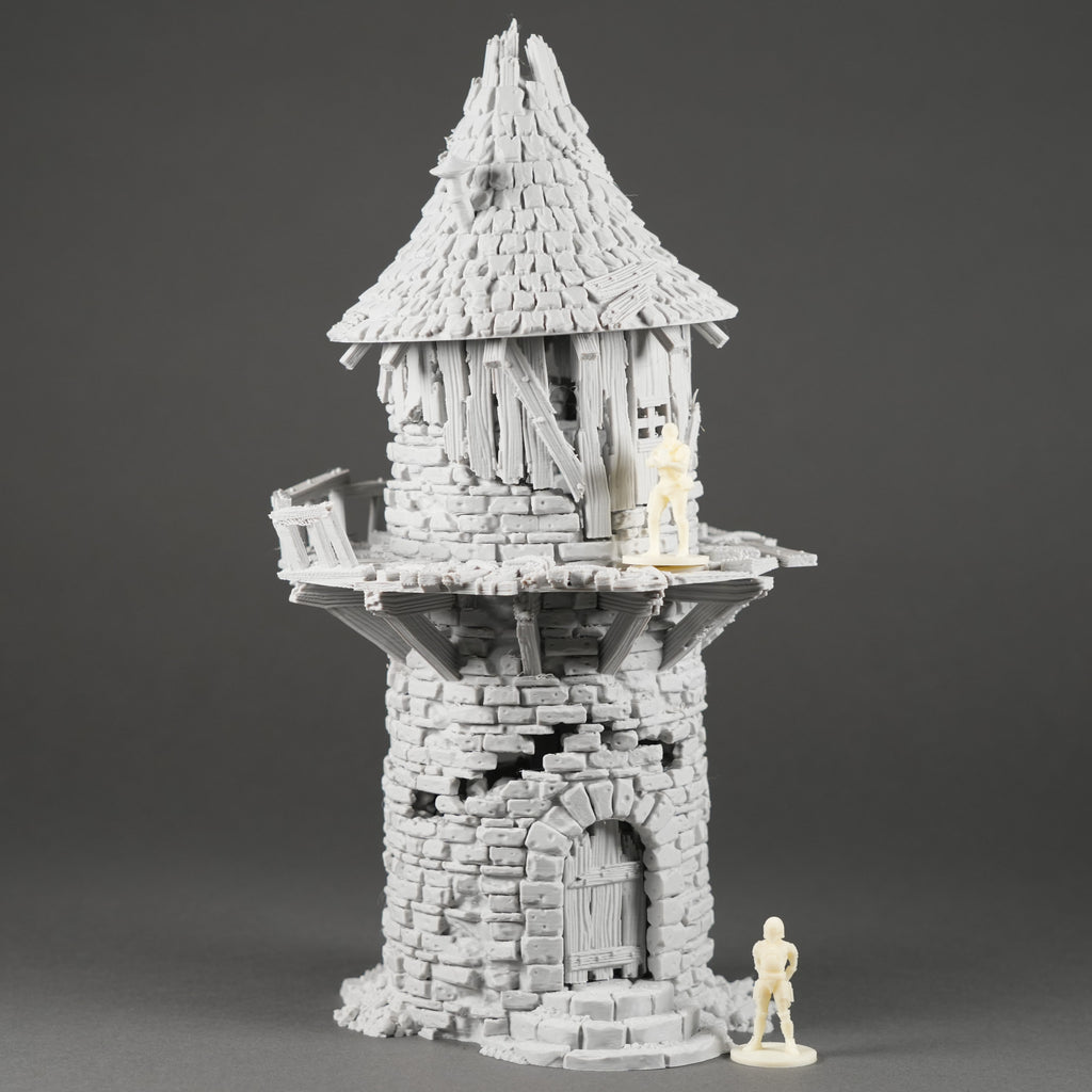 Grauer Steinturm mit spitzem Dach, hölzerner Balkon und zwei Miniaturfiguren, 28mm Maßstab.