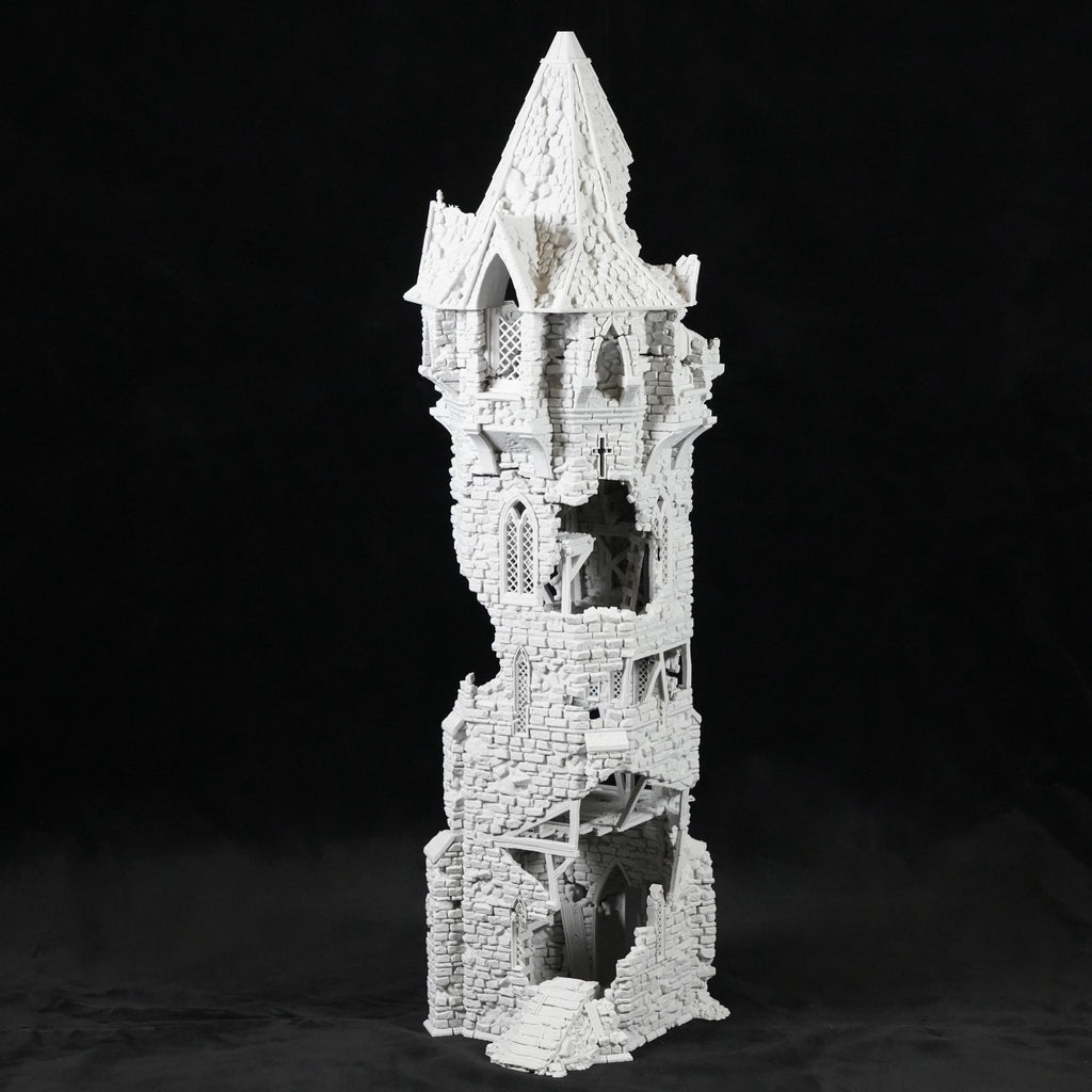 Weißer, schmaler, hoher Turm mit zerfallener, zerklüfteter Steinstruktur und mehreren offenen Fenstern.