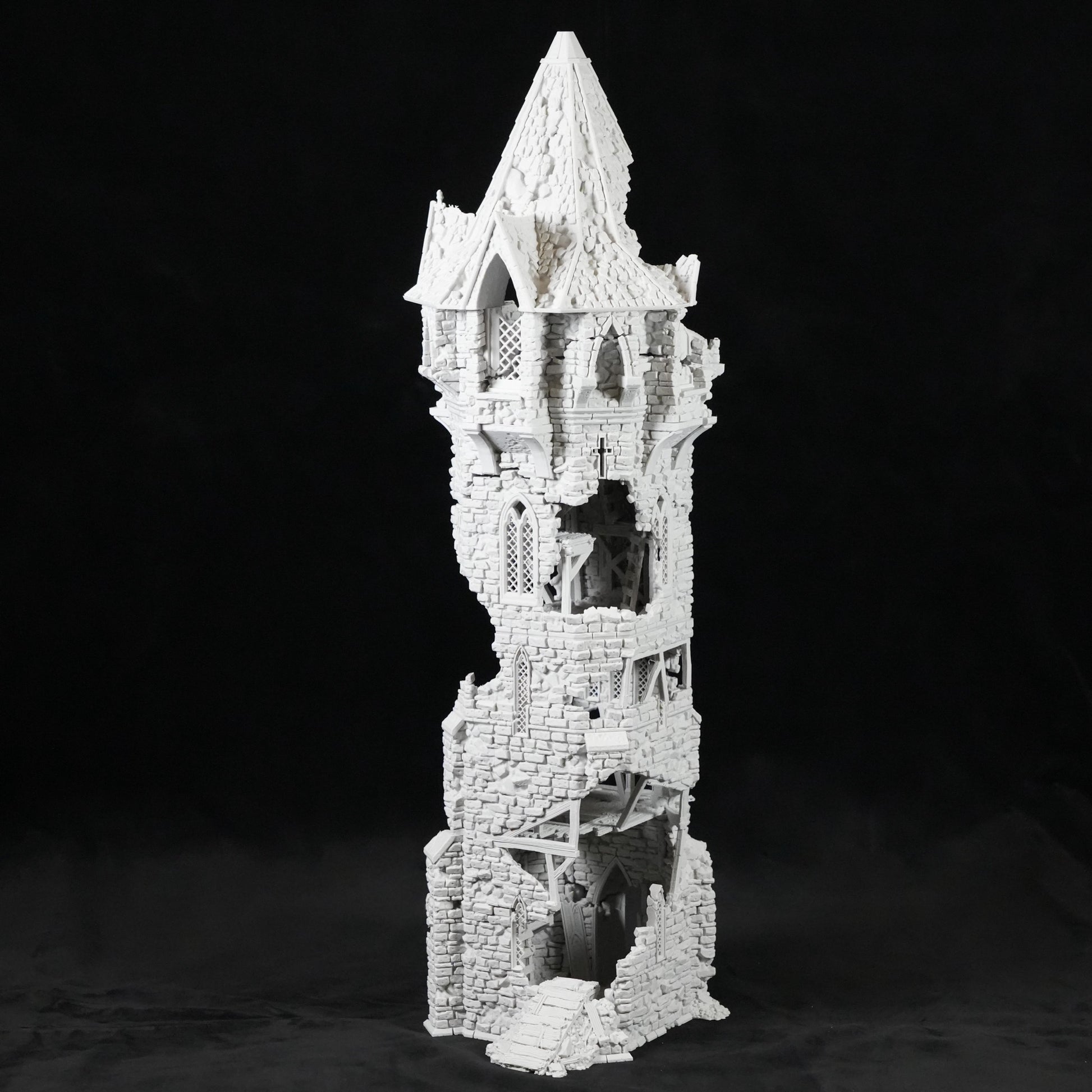 Weißer, schmaler, hoher Turm mit zerfallener, zerklüfteter Steinstruktur und mehreren offenen Fenstern.