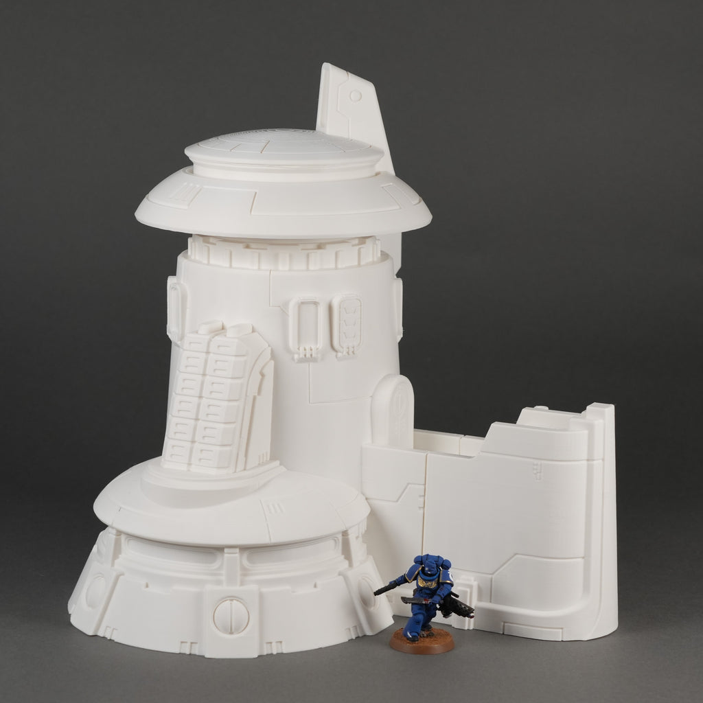 Weißer zylindrischer Zivilturm mit segmentiertem Fenster und angrenzender Mauer in 28-32mm Größe.