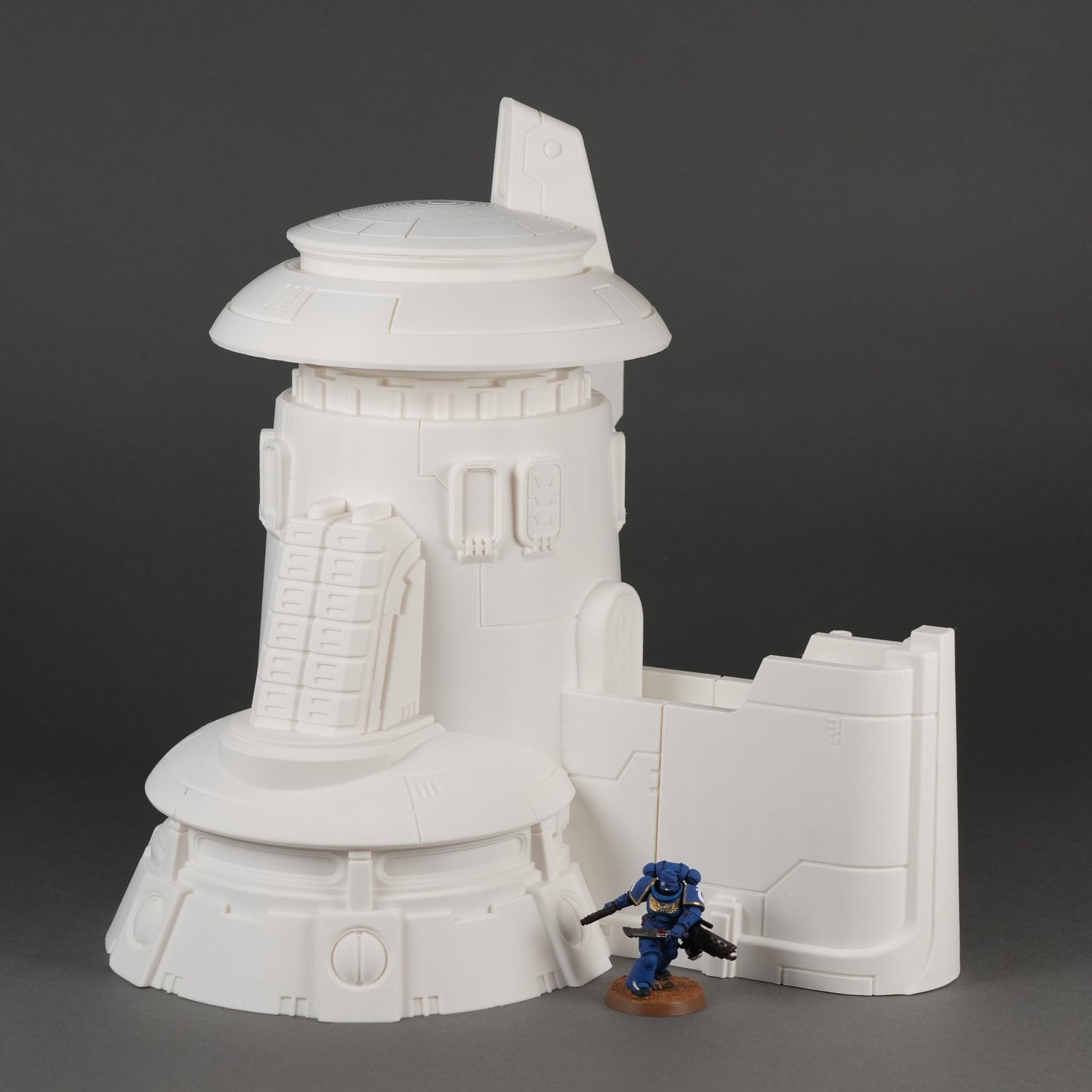 Weißer zylindrischer Zivilturm mit segmentiertem Fenster und angrenzender Mauer in 28-32mm Größe.