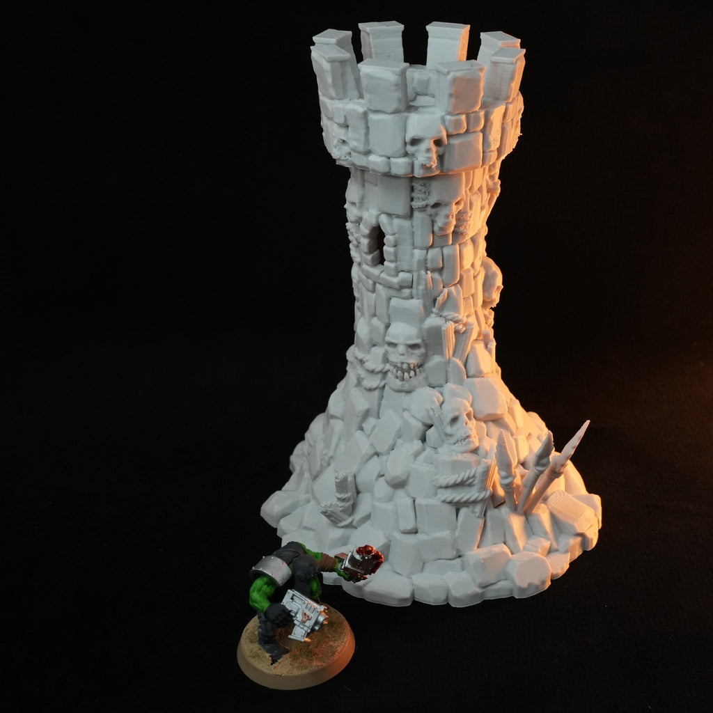Weißer detailreicher Wachturm im Turm-Design mit gespenstischem Totenkopf und Felsenstruktur, 28mm Modell.