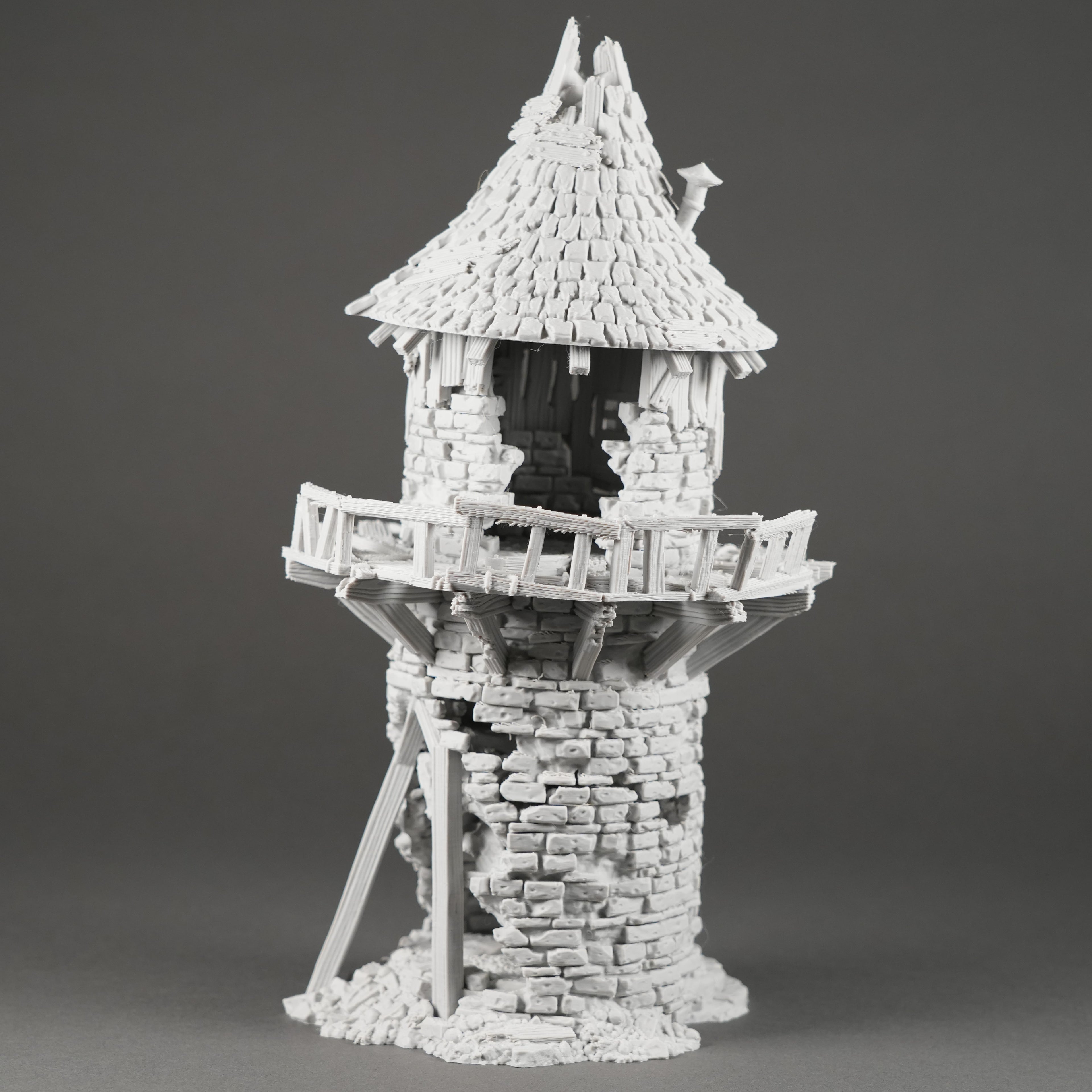 Weißer Miniatur-Turm mit zackenförmigem Dach und umlaufendem Balkon, zerklüftete Steinstruktur.