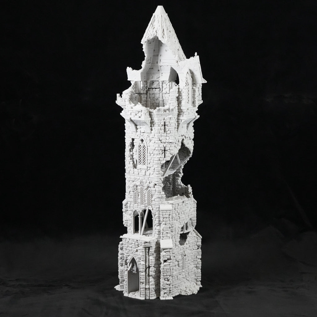 Hoher, schmaler grauer Turm mit zerfallenen, gotischen Mauern und scharfer Spitze aus Steinoptik.