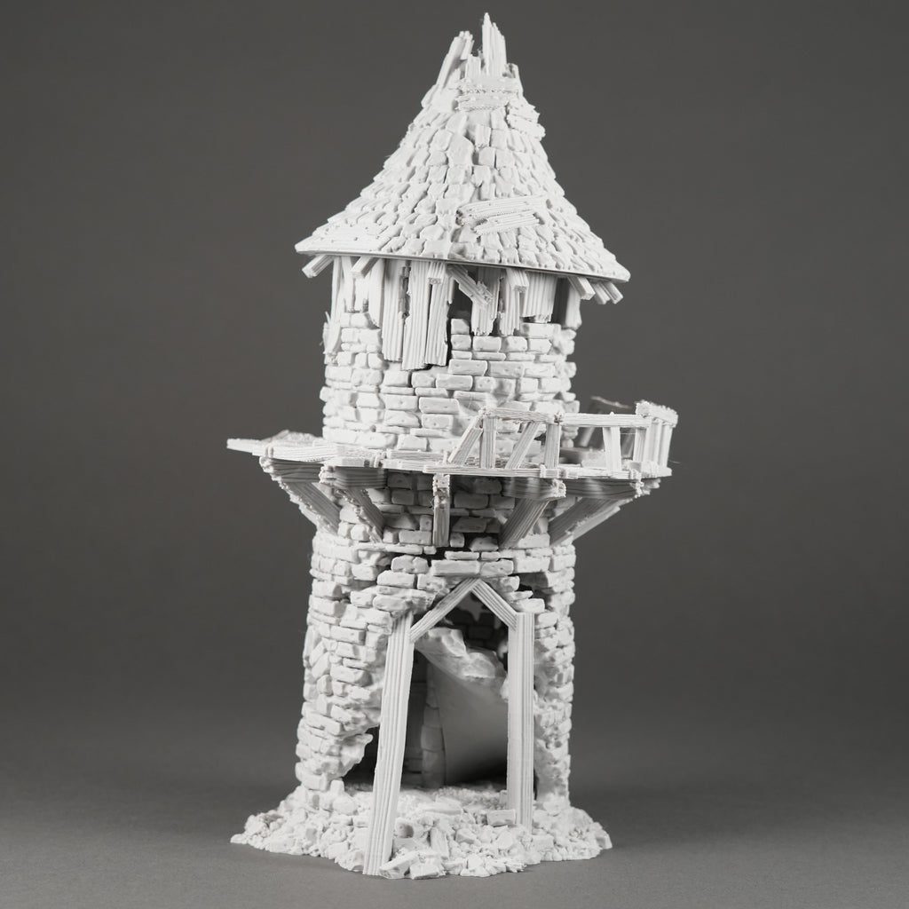 Grauer Miniatur-Turm mit zerklüftetem Dach und Holzverkleidung auf einem steinernen Fundament, detailreich gestaltet.