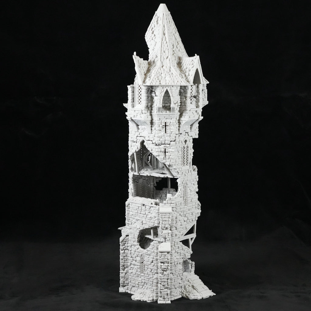 Weißer, detailreicher Turm mit zerfallenen Mauern und gotischen Fenstern aus Steinguss.