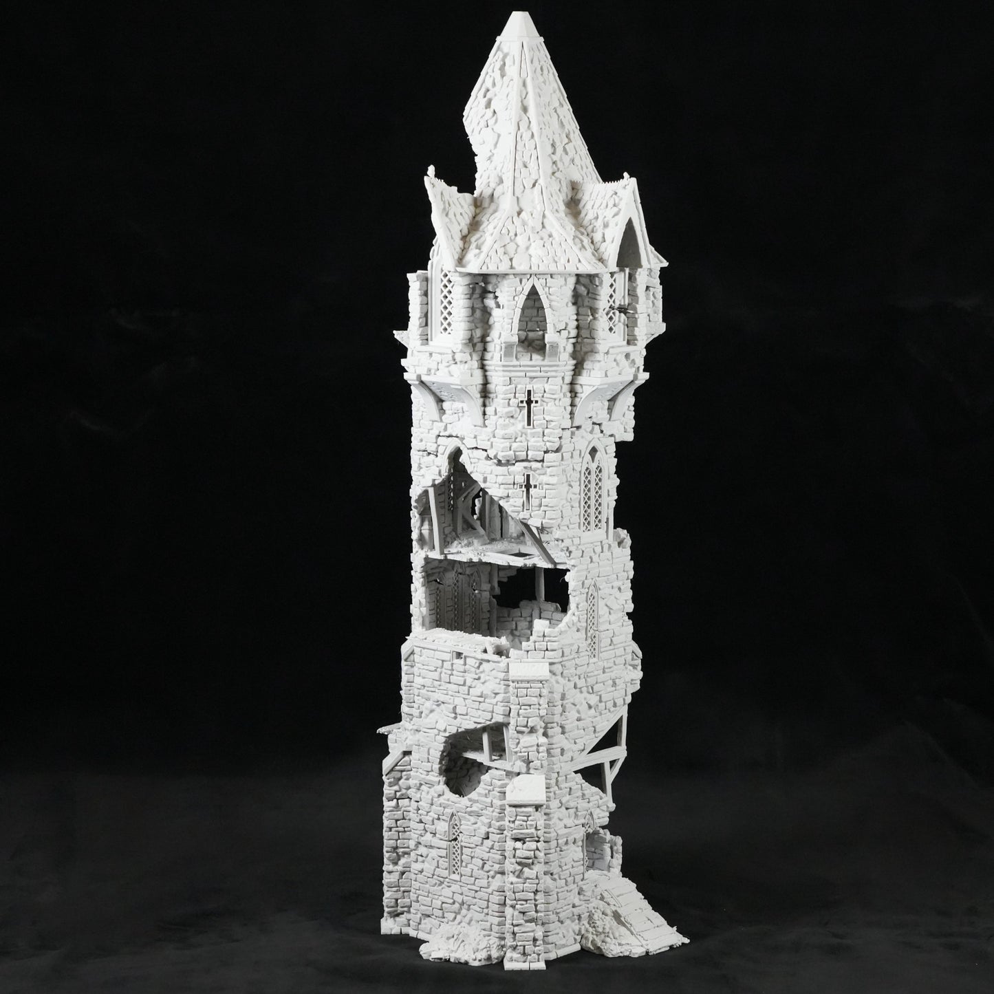 Weißer, detailreicher Turm mit zerfallenen Mauern und gotischen Fenstern aus Steinguss.