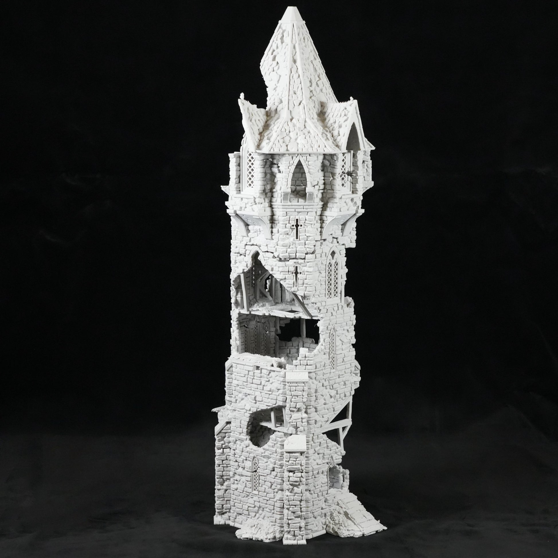 Weißer, detailreicher Turm mit zerfallenen Mauern und gotischen Fenstern aus Steinguss.
