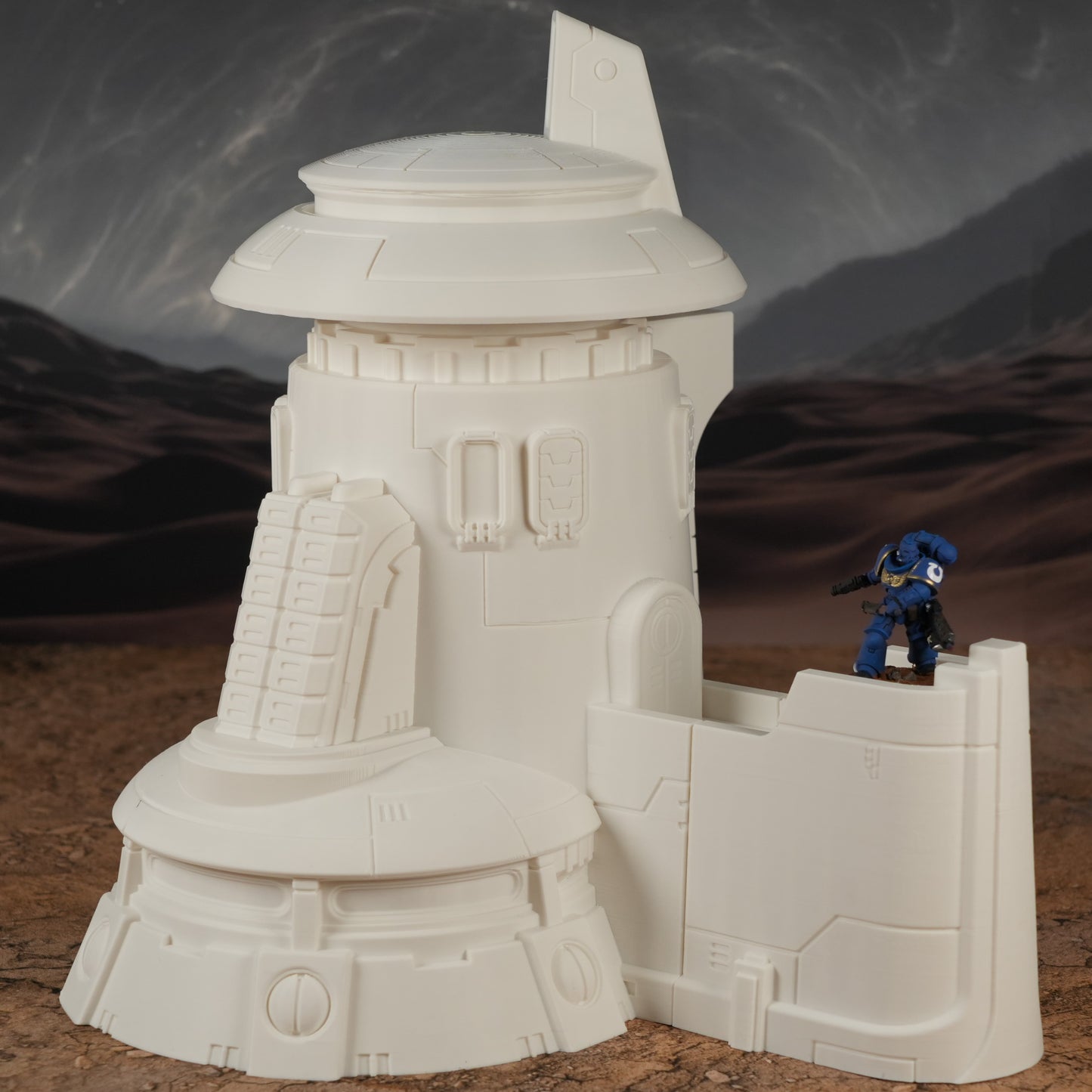 Weißer detailreicher Science-Fiction-Turm mit runden und rechteckigen Strukturen und figur blau bewaffnet.