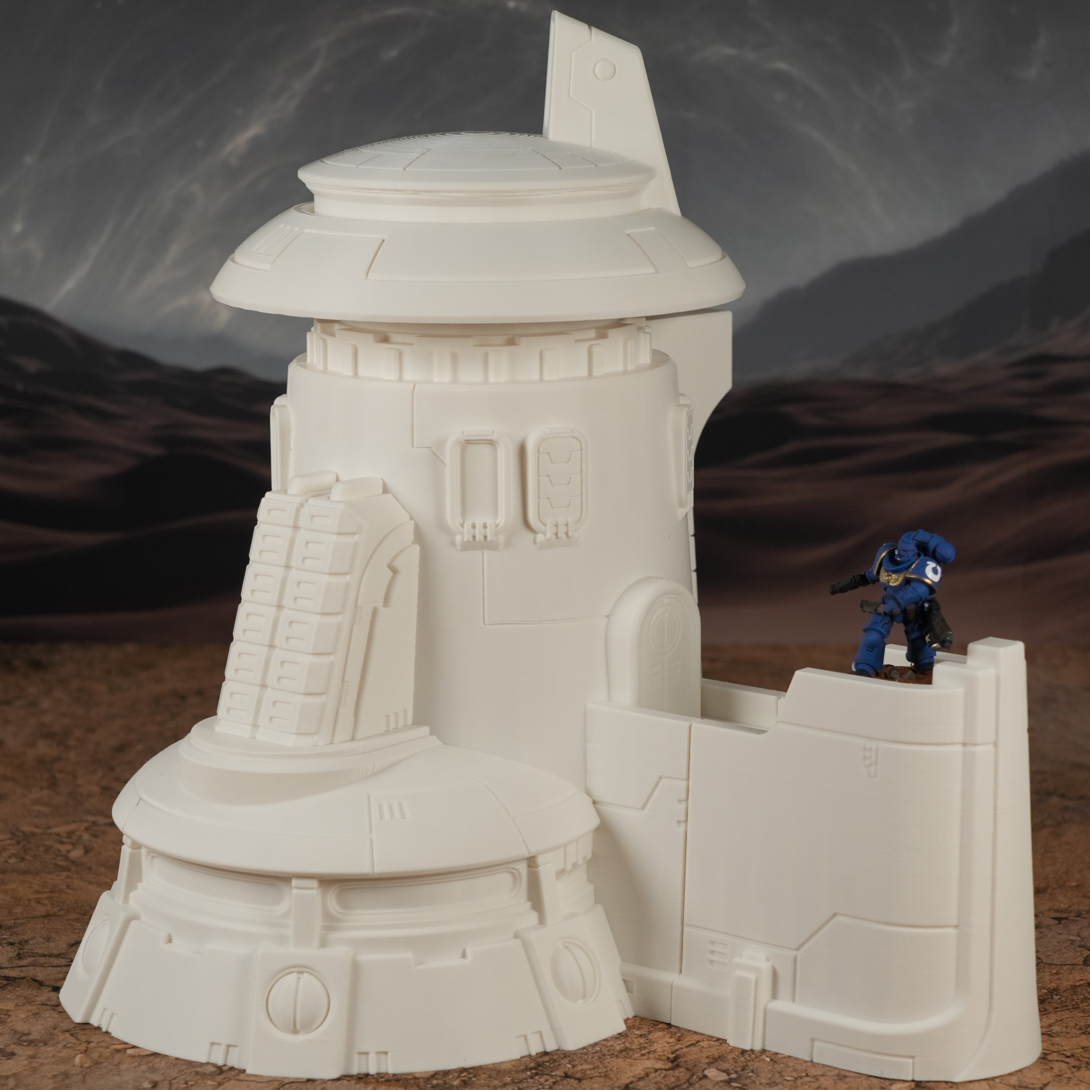Weißer detailreicher Science-Fiction-Turm mit runden und rechteckigen Strukturen und figur blau bewaffnet.