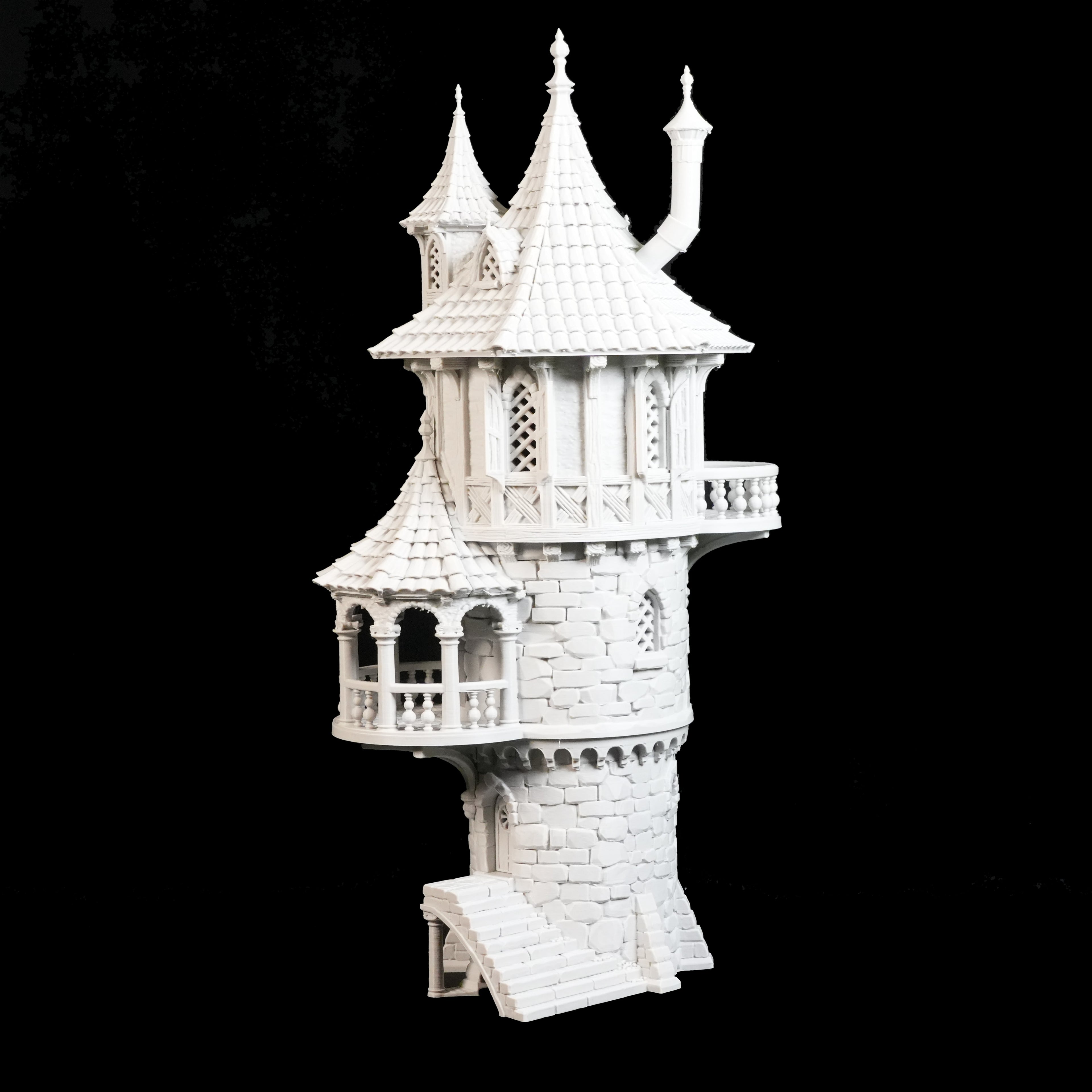 Ein detailliertes weißes Modell des Zaubererturms von Nebelstein Prints mit kegelförmigen Dächern, gewölbten Fenstern und einem kleinen Balkon - ideal für Fantasy-Welten oder Tabletop-Gelände - vor einem soliden schwarzen Hintergrund.