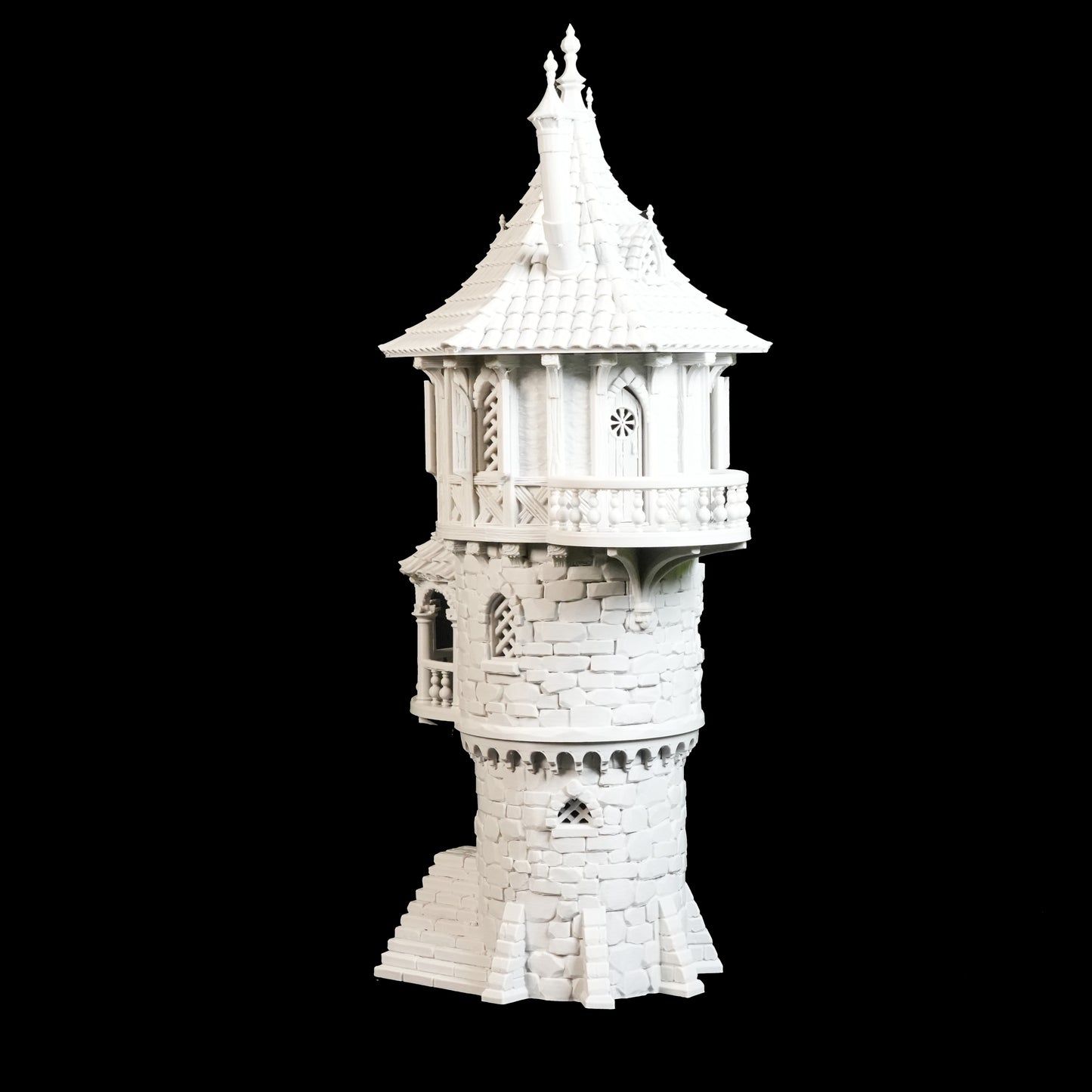 Ein detailliertes weißes Modell des Zaubererturms von Nebelstein Prints mit Kegeldach, Bogenfenstern, Balkon und Steintreppen - ideal als Tabletop-Gelände für Fantasy-Rollenspiele - vor schwarzem Hintergrund.