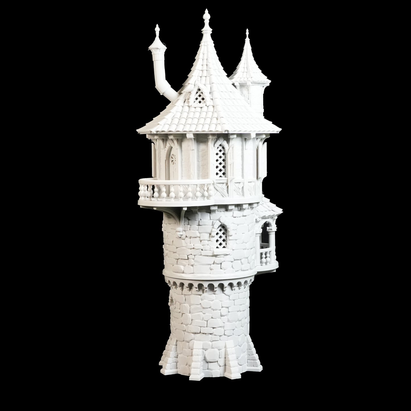 Ein detailliertes weißes Modell des Zaubererturms von Nebelstein Prints mit Schindeldach, Balkonen, Bogenfenstern und Schornsteinen - ein ideales Tabletop-Gelände für Fantasy-Rollenspiele - auf schwarzem Hintergrund.