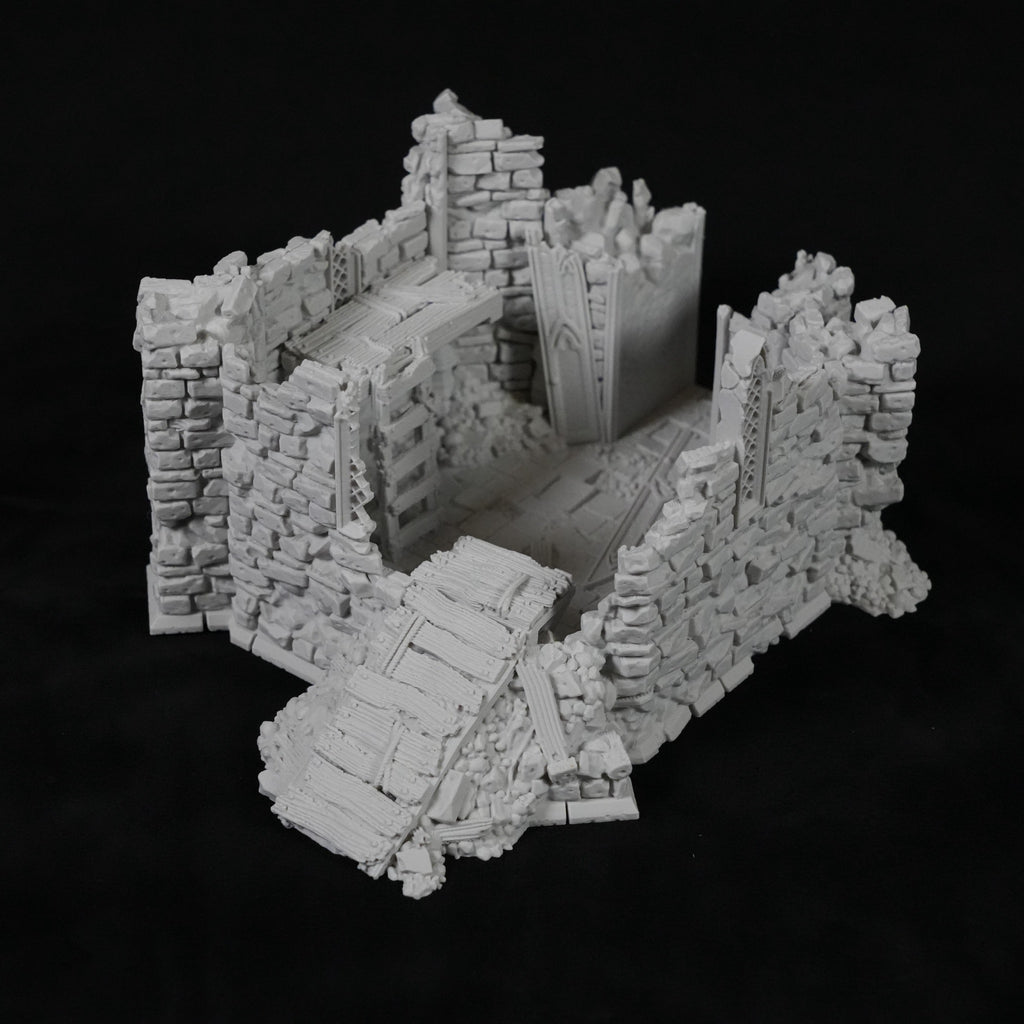 Grauer Miniatur-Turm aus zerfallenen Steinmauern mit Treppen und zerbrochenen Abschnitten.