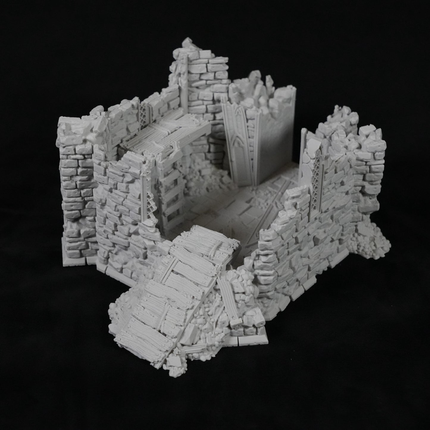 Grauer Miniatur-Turm aus zerfallenen Steinmauern mit Treppen und zerbrochenen Abschnitten.