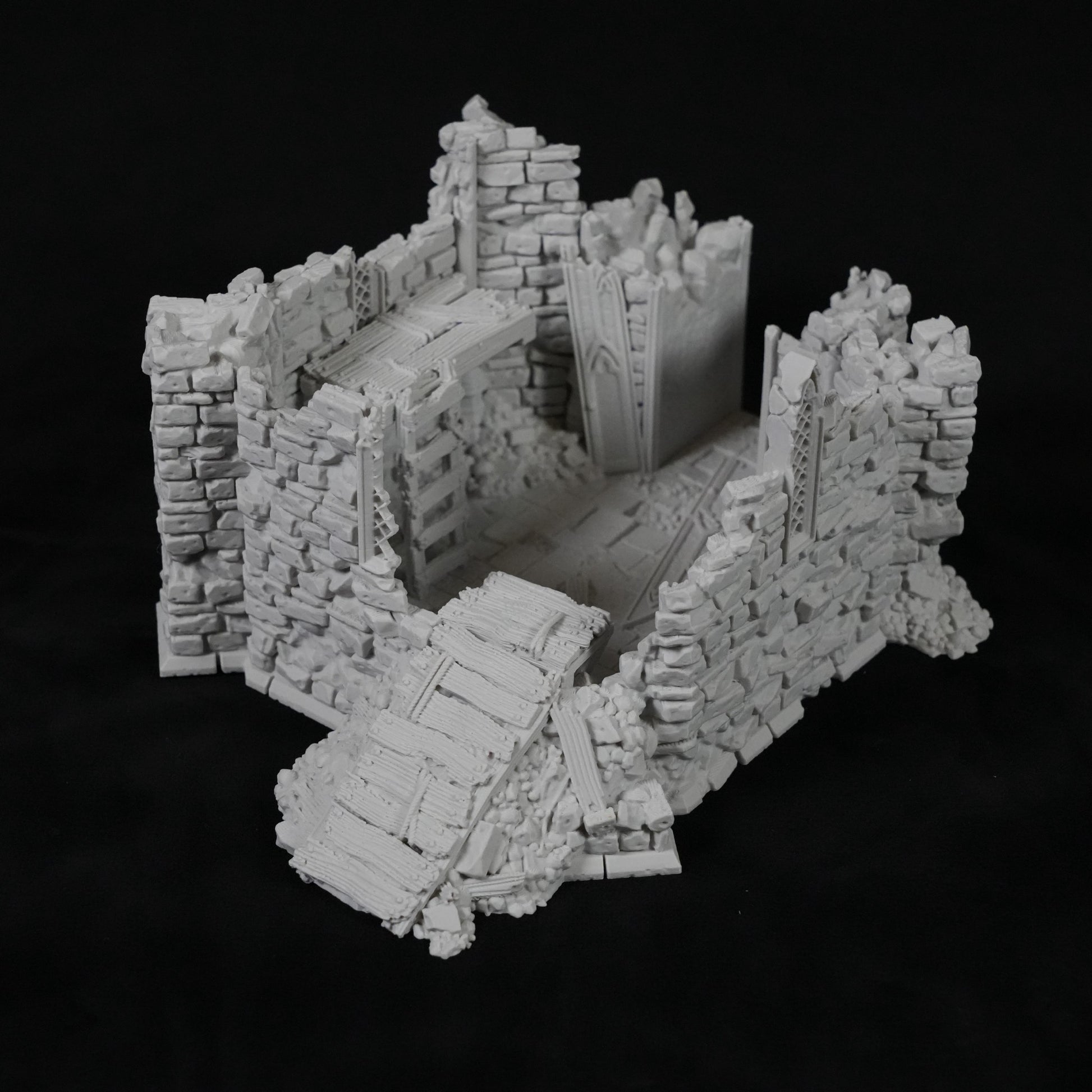 Grauer Miniatur-Turm aus zerfallenen Steinmauern mit Treppen und zerbrochenen Abschnitten.