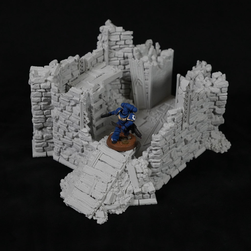 Grauer, steinerner Turm mit zerfallenen Mauern und Treppen, Miniaturfigur auf braunem Sockel.