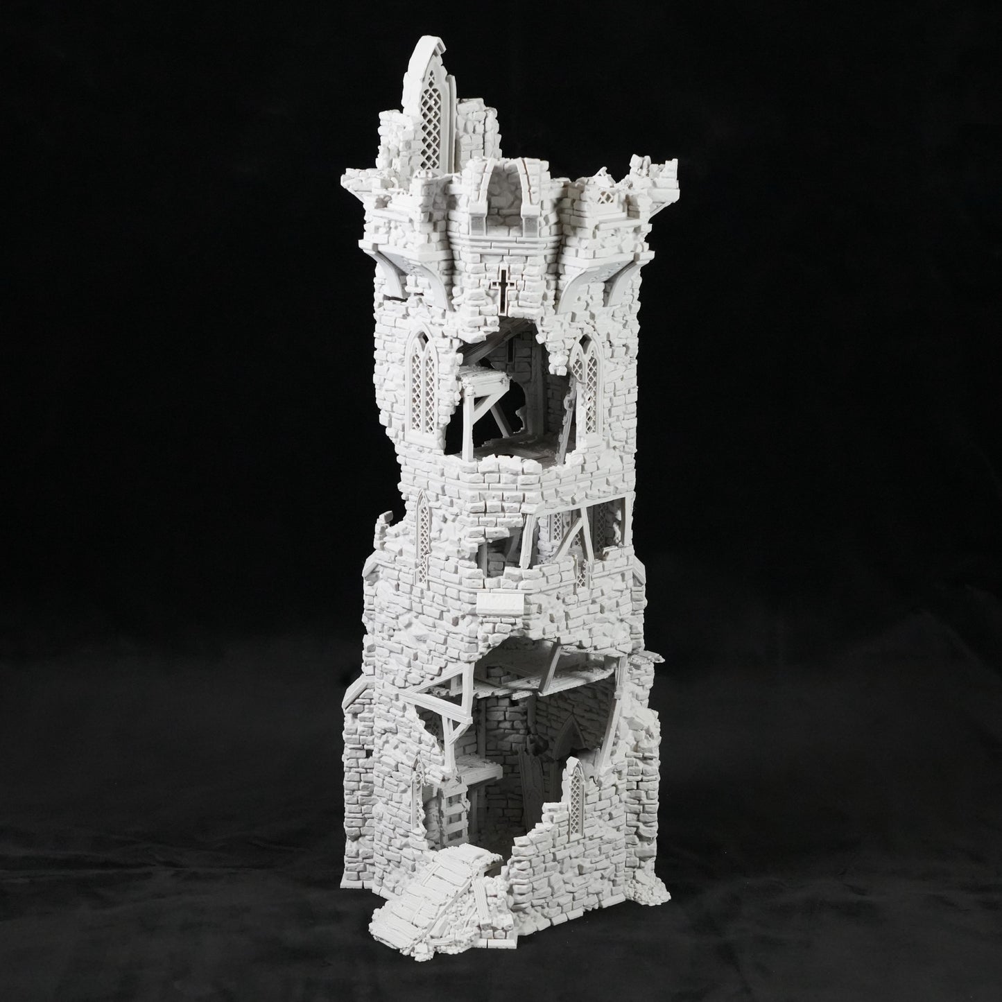 Weißer, zerfallener Steinturm mit unregelmäßigen Fenstern und gebrochenen Balken.