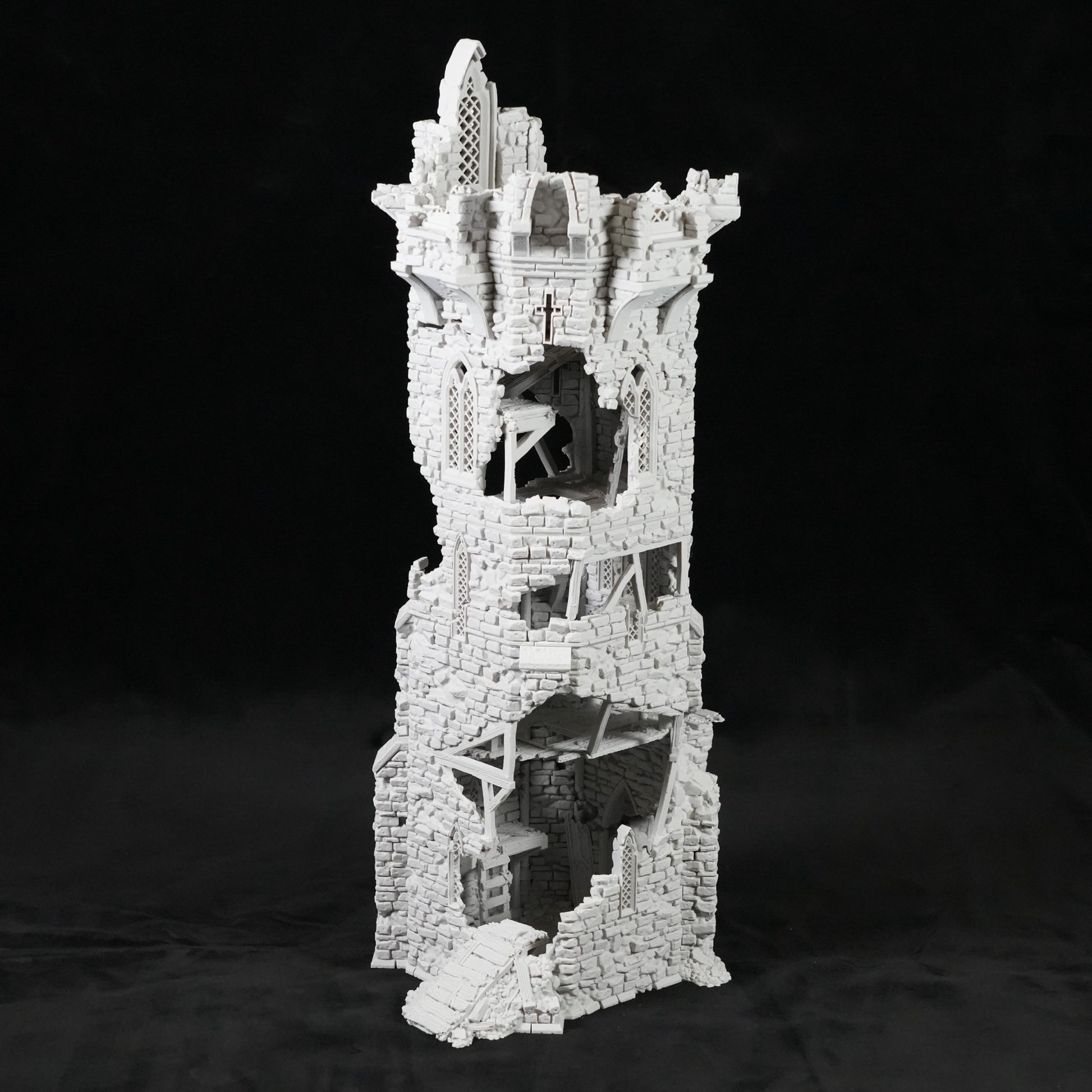 Weißer, zerfallener Steinturm mit unregelmäßigen Fenstern und gebrochenen Balken.