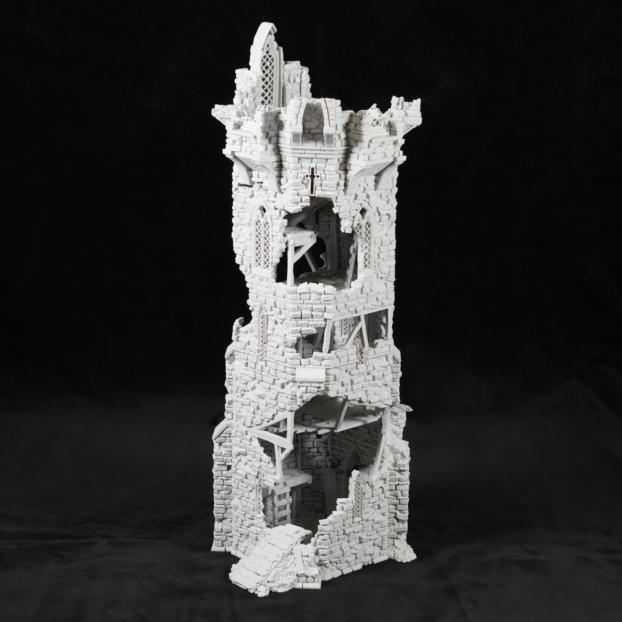 Weißer, zerfallener Steinturm mit unregelmäßigen Fenstern und gebrochenen Balken.