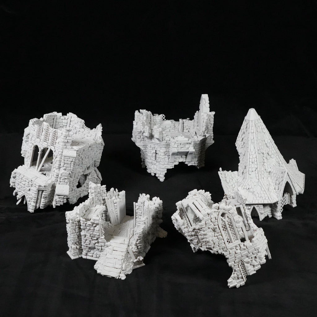 Fünf graue, detaillierte Turmruinen-Modelle aus Stein mit zerfallenen Mauern und Zinnen.