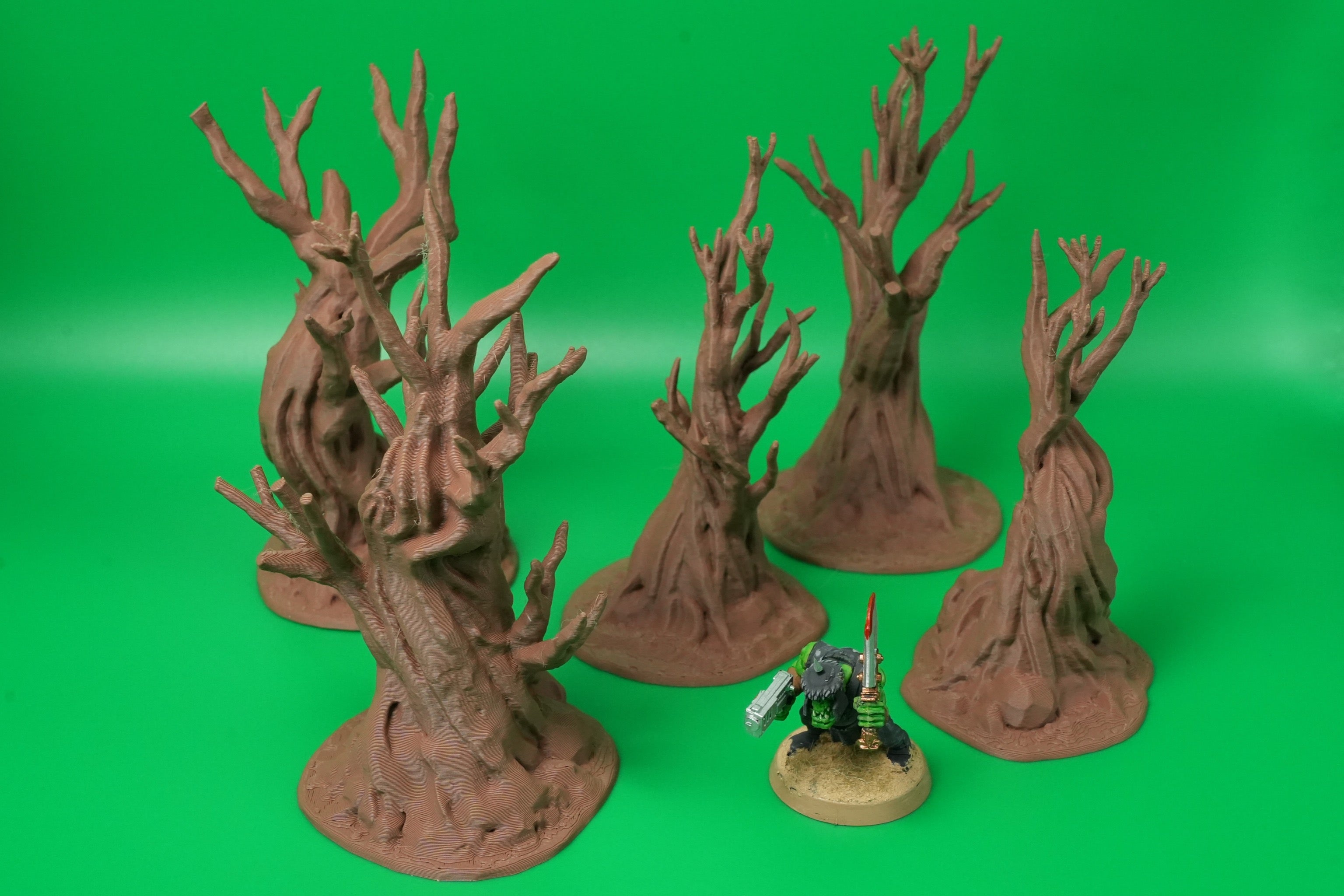 Detaillierte knorrige Miniaturbäume mit verdrehten Ästen auf grüner Oberfläche, 20mm Figur daneben zur.