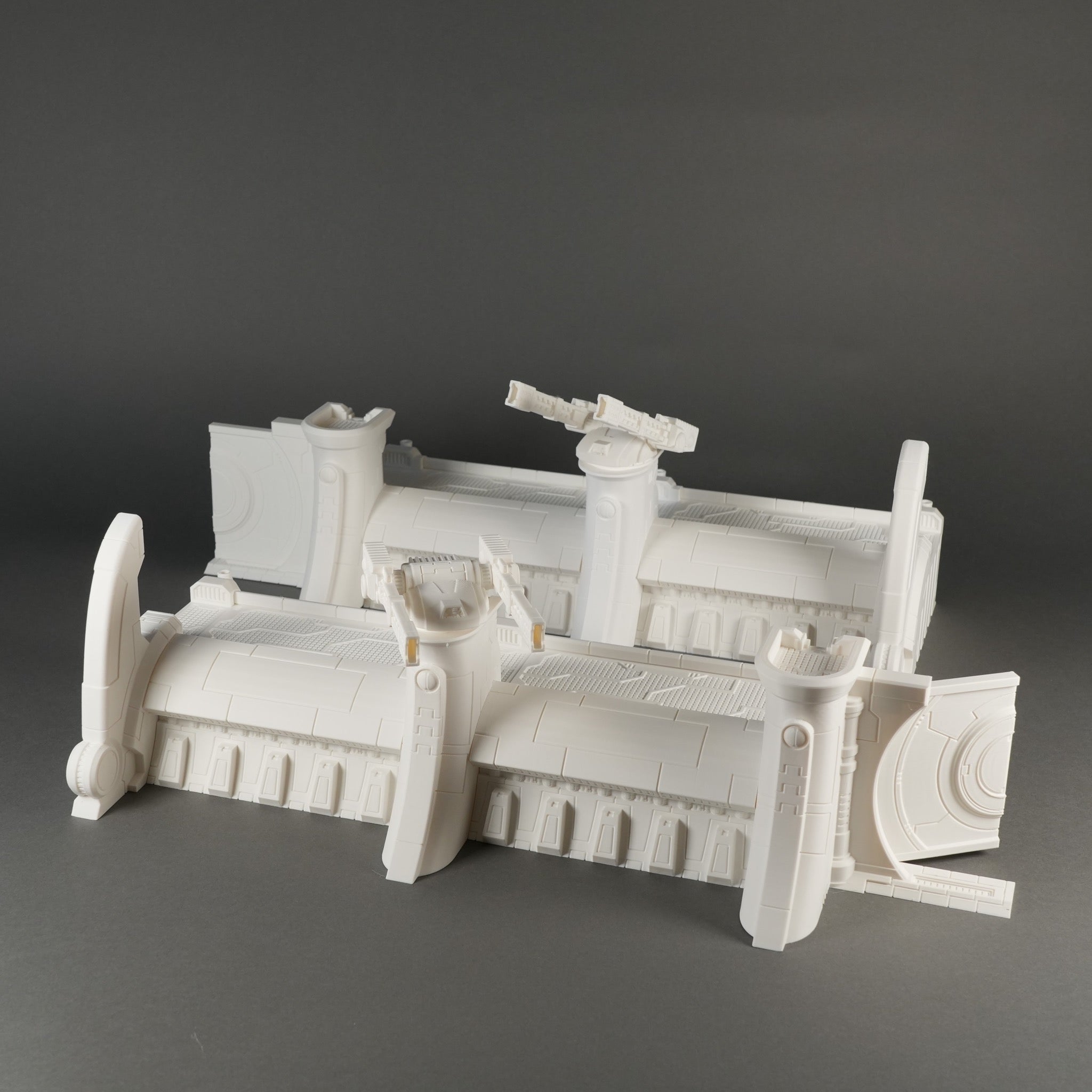Weiße modulare Verteidigungsmauer mit detaillierten Stützpfeilern und Zinnen, 28-32mm.