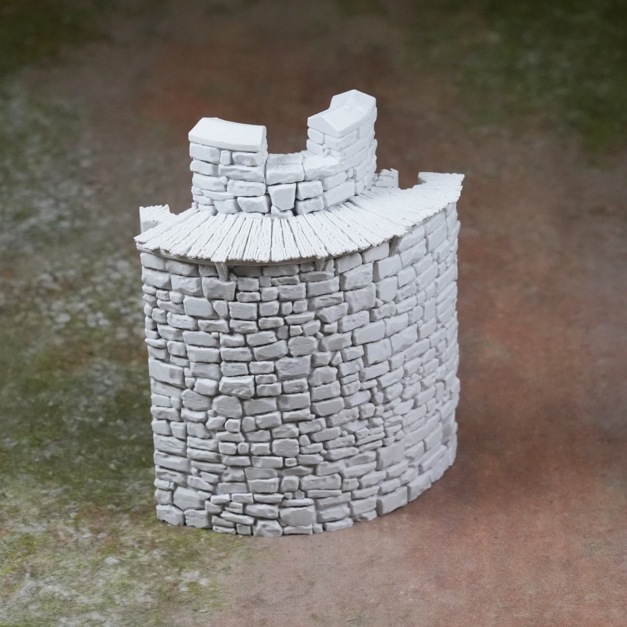 Graue modulare Burgmauer mit detailreicher Steinstruktur und Plattform oben.