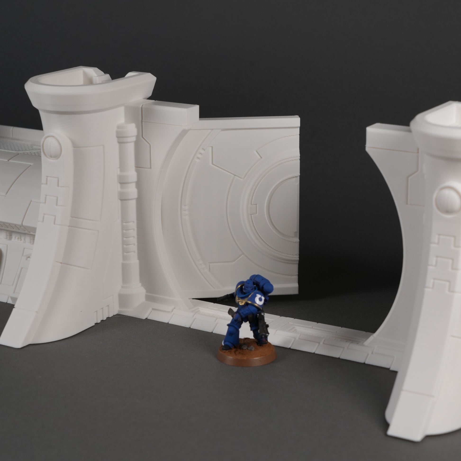 Weißes Miniatur-Mauerstück mit runden Säulen und Sci-Fi-Design, kompatibel mit 28-32mm Figuren.