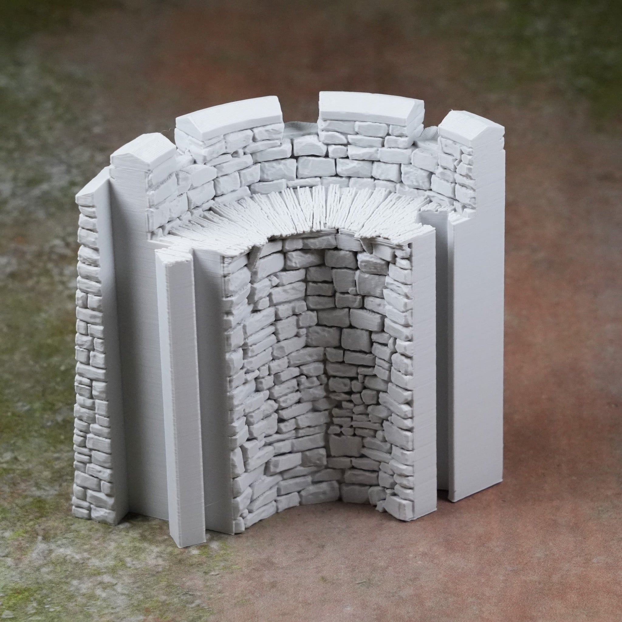 Weißes, halbrundes Burgmauer-Modul aus Stein mit herausragenden Ecksteinen und Fugenstruktur.