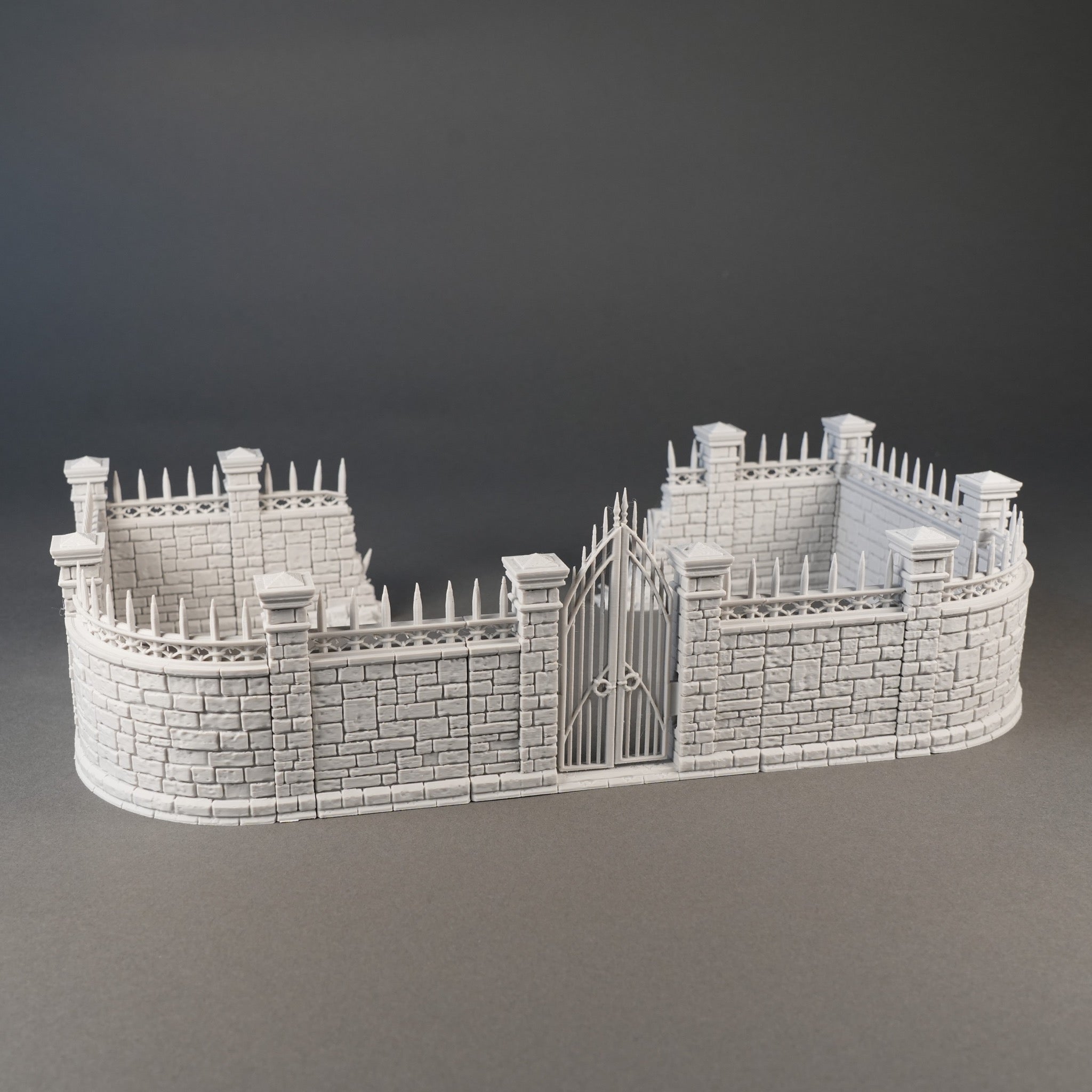 Modellierte graue Steinmauern mit Tür und Stacheln, 28mm Maßstab, detaillierte Textur.