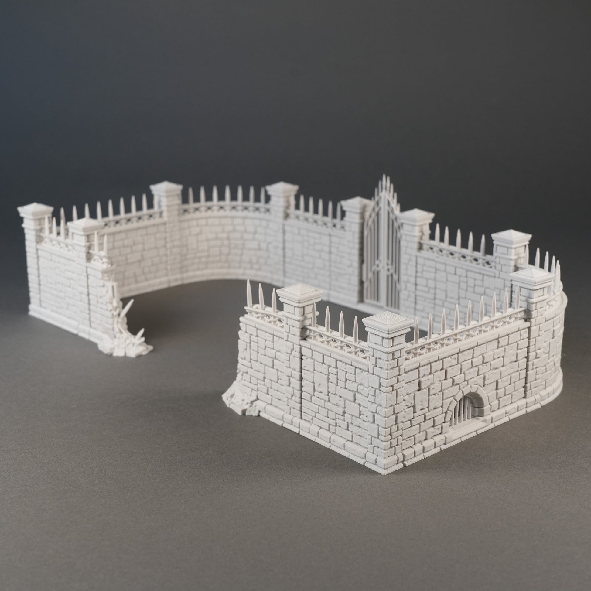 Modulare graue Steinmauern mit Tor und Spitzen, detaillierte Miniatur-Fantasy-Baumaterialien.