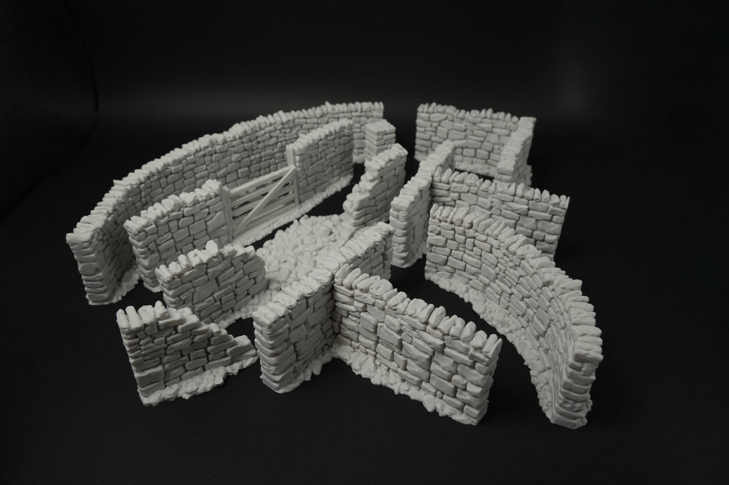 Graue Steinmauern-Segmentmodelle in verschiedenen Formen für Geländebau, 28mm Maßstab.