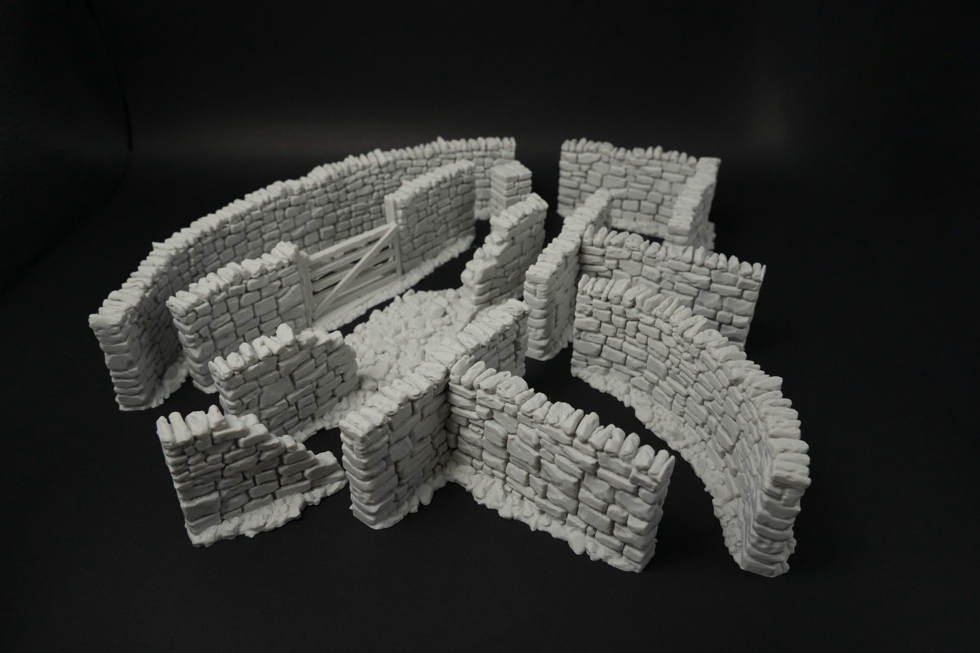 Graue Steinmauern-Segmentmodelle in verschiedenen Formen für Geländebau, 28mm Maßstab.